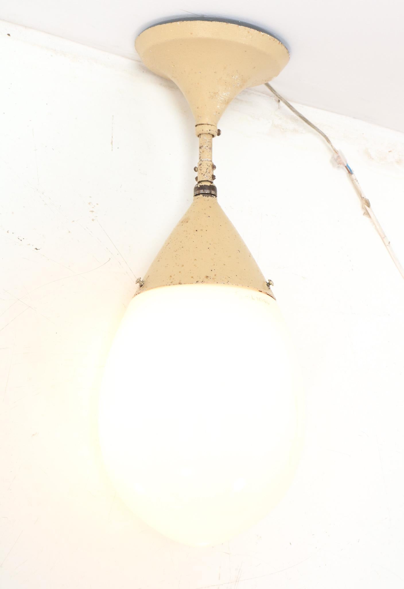 Magnifique et ultra rare lampe pendante Art Déco Bauhaus.
Design de Peter Behrens pour Siemens.
Un design allemand saisissant des années 1920.
Cadre original en métal laqué avec abat-jour original en verre laiteux.
L'abat-jour porte la marque
