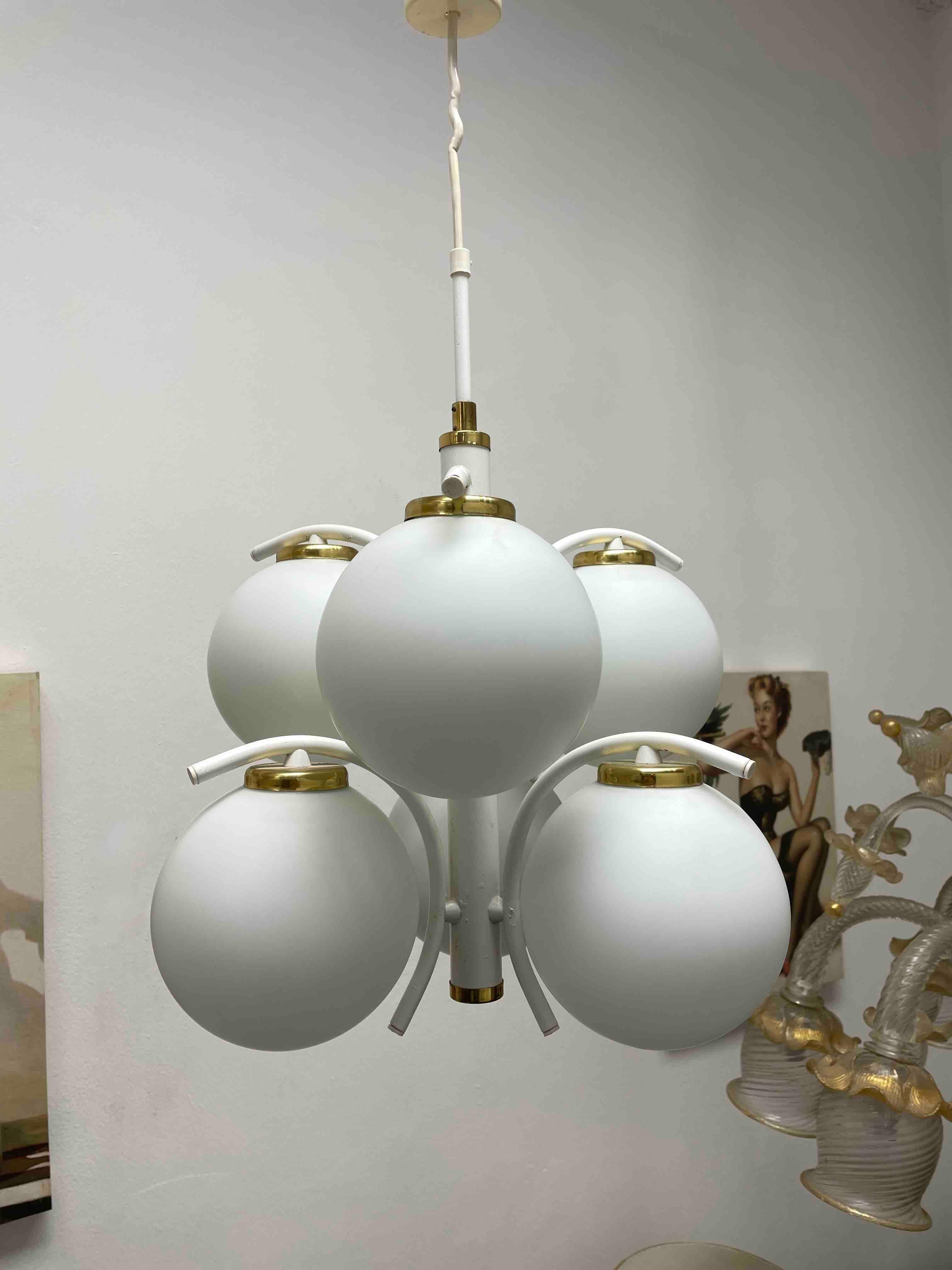 German Art Deco Bauhaus Style Opaline Glass Ball Sputnik Chandelier In Good Condition For Sale In Nuernberg, DE