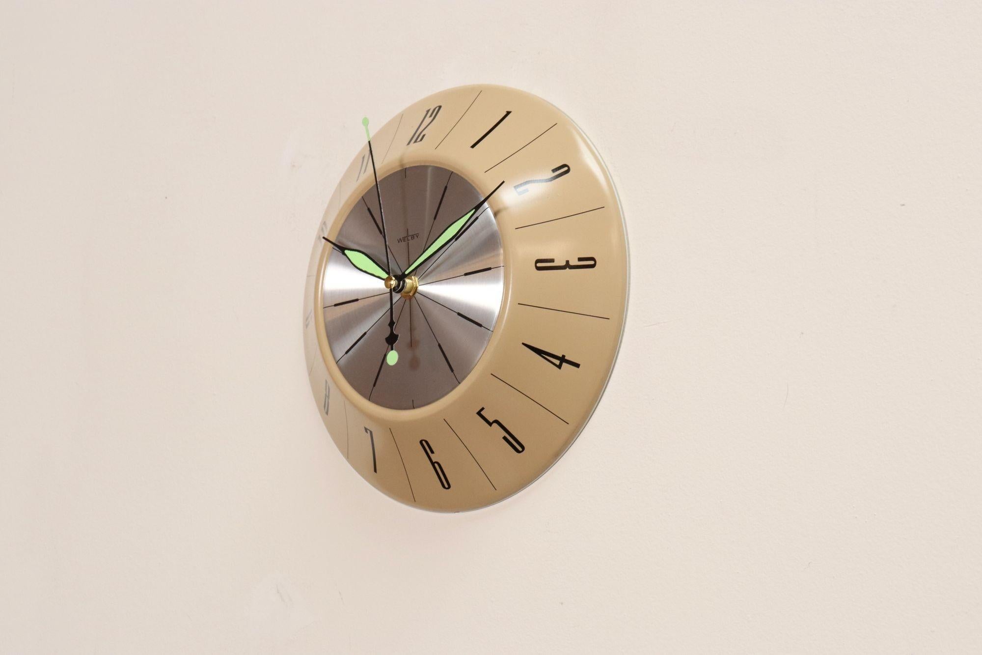 Art Déco Orologio da parete tedesco Art&Deco beige con cifre nere di Welby in vendita