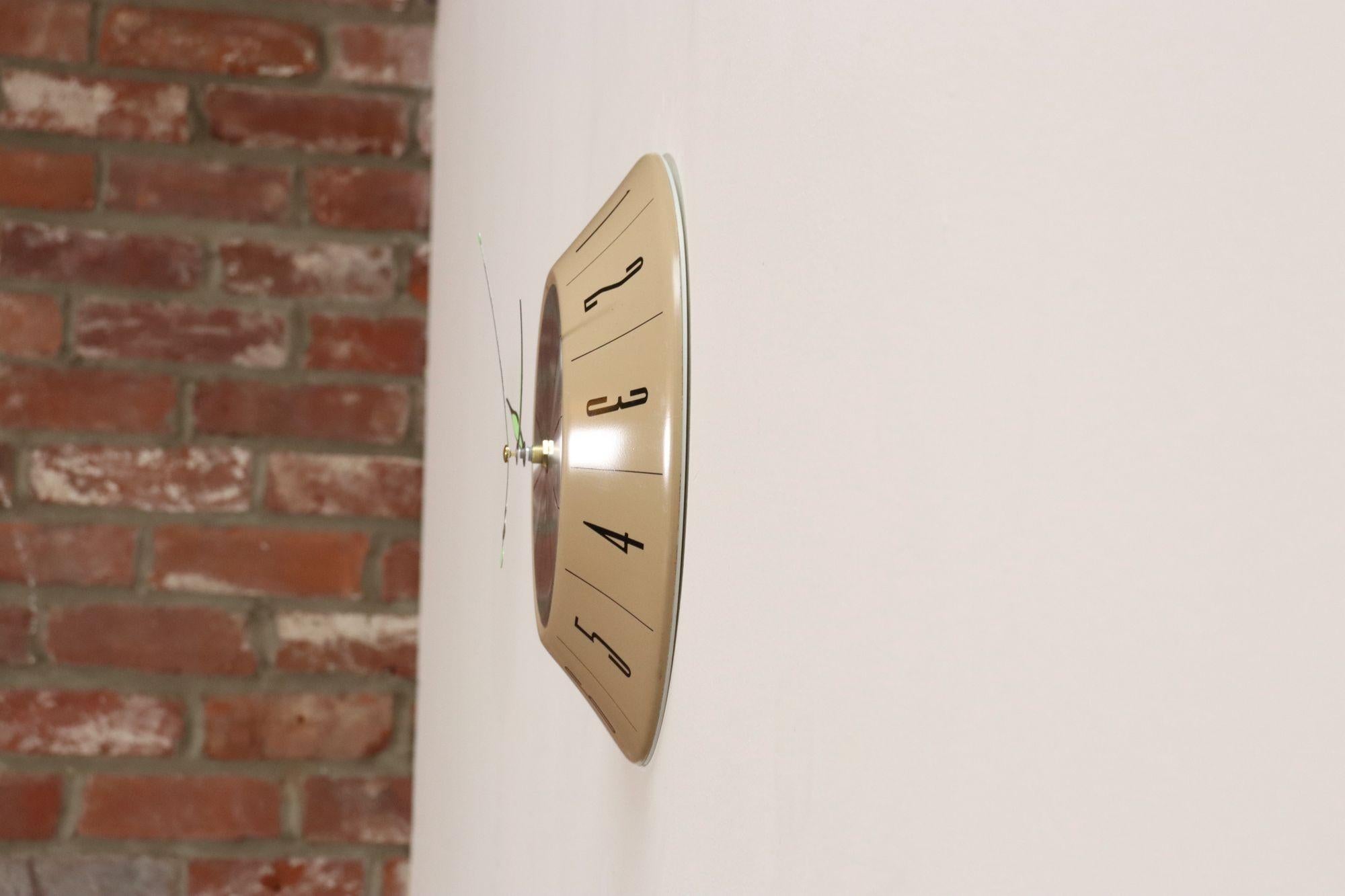 Tedesco Orologio da parete tedesco Art&Deco beige con cifre nere di Welby in vendita