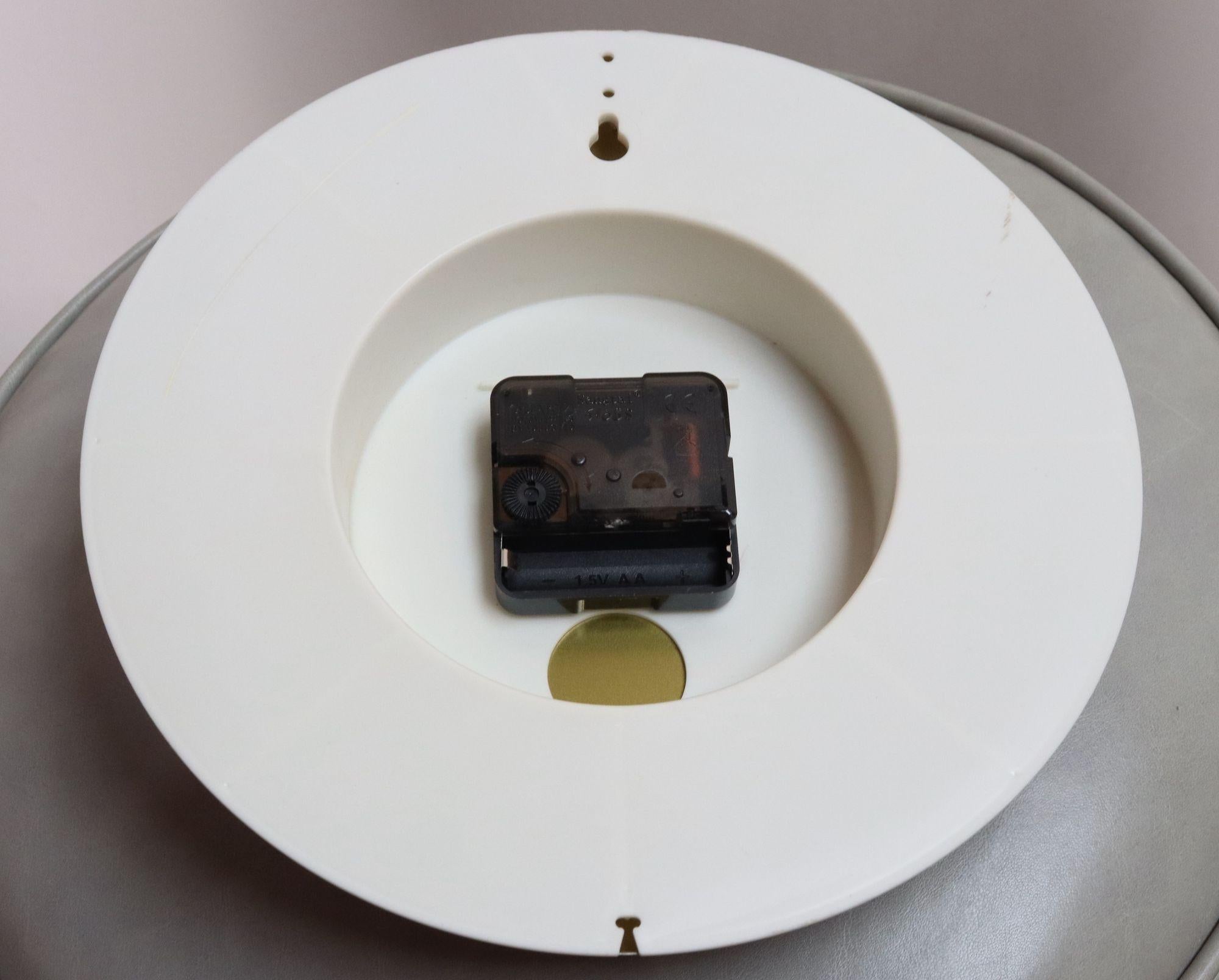 Metà XX secolo Orologio da parete tedesco Art&Deco beige con cifre nere di Welby in vendita