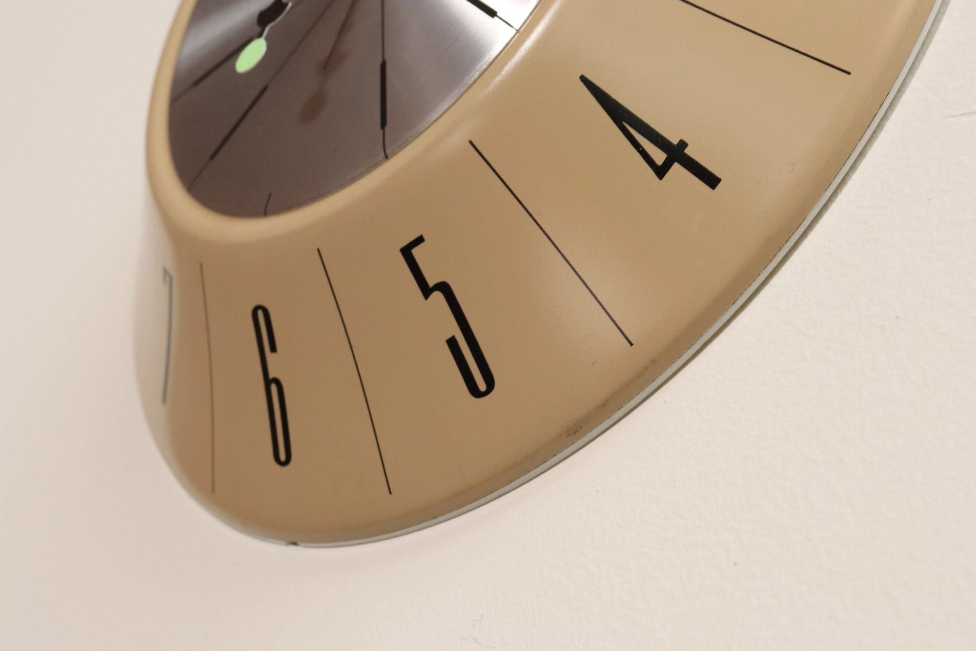 Orologio da parete tedesco Art&Deco beige con cifre nere di Welby in vendita 1