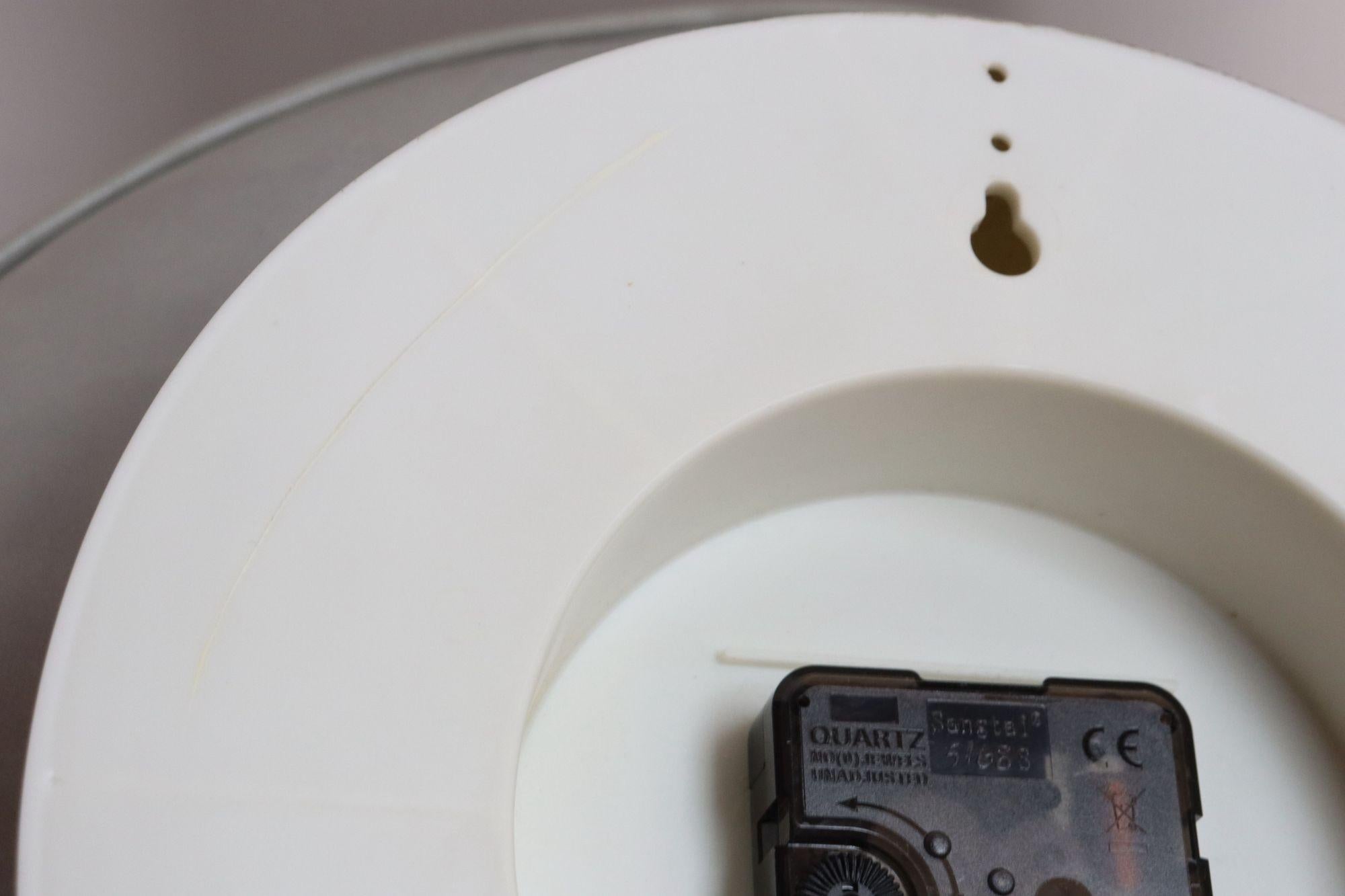 Orologio da parete tedesco Art&Deco beige con cifre nere di Welby in vendita 2