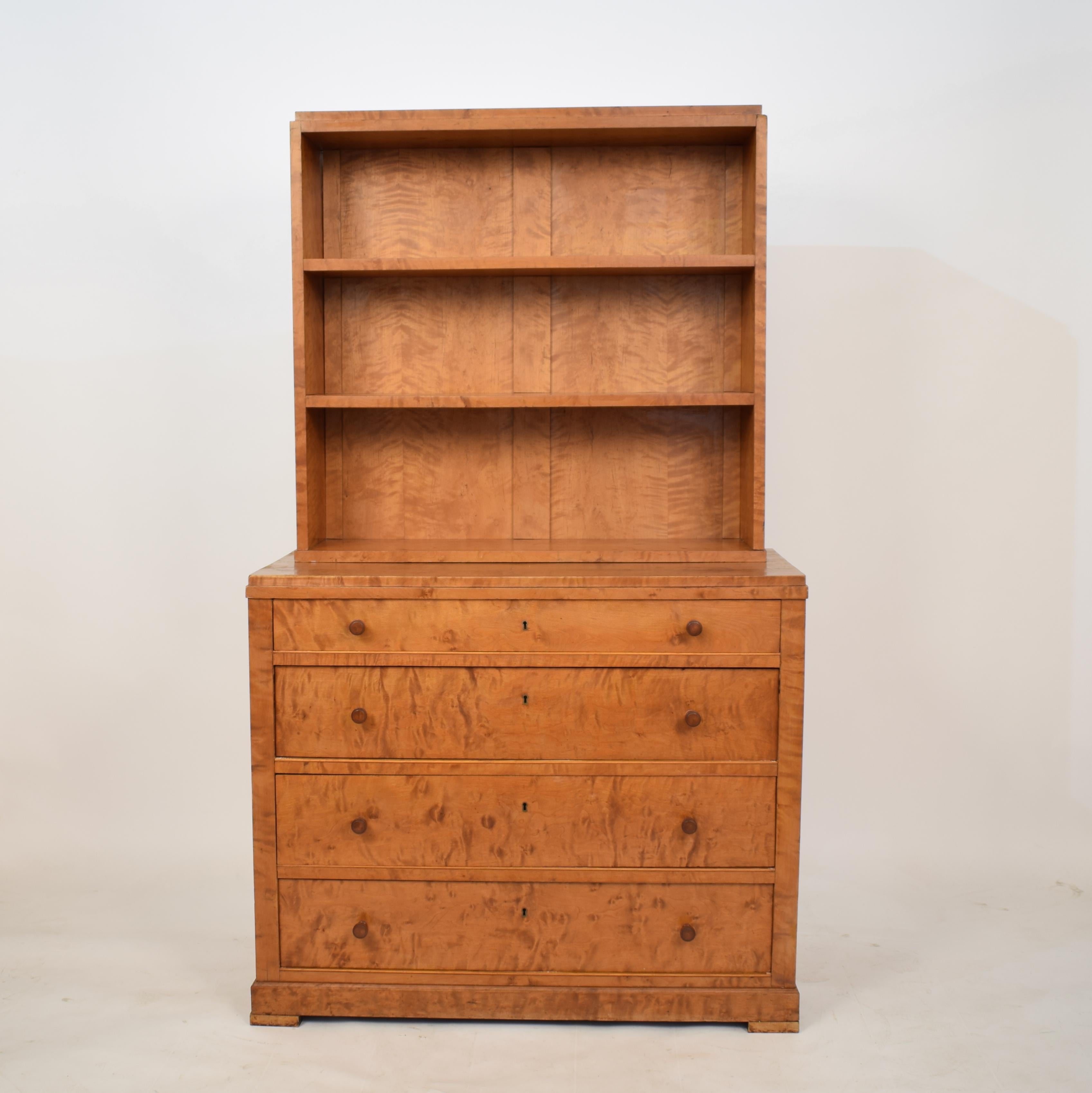 This elegant German Art Deco bookcase or chest of drawers was made in the 1930s.
It is in birch veneer on oak and pine.
It is in great original condition.
The dimensions are:
The chest: Height 86cm / Wide 100cm / Deep 49cm
The shelf: Height