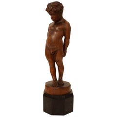 Deutsche Art Deco geschnitzte Holzskulptur eines Jungen aus Nussbaumholz mit ebonisiertem Sockel 1927