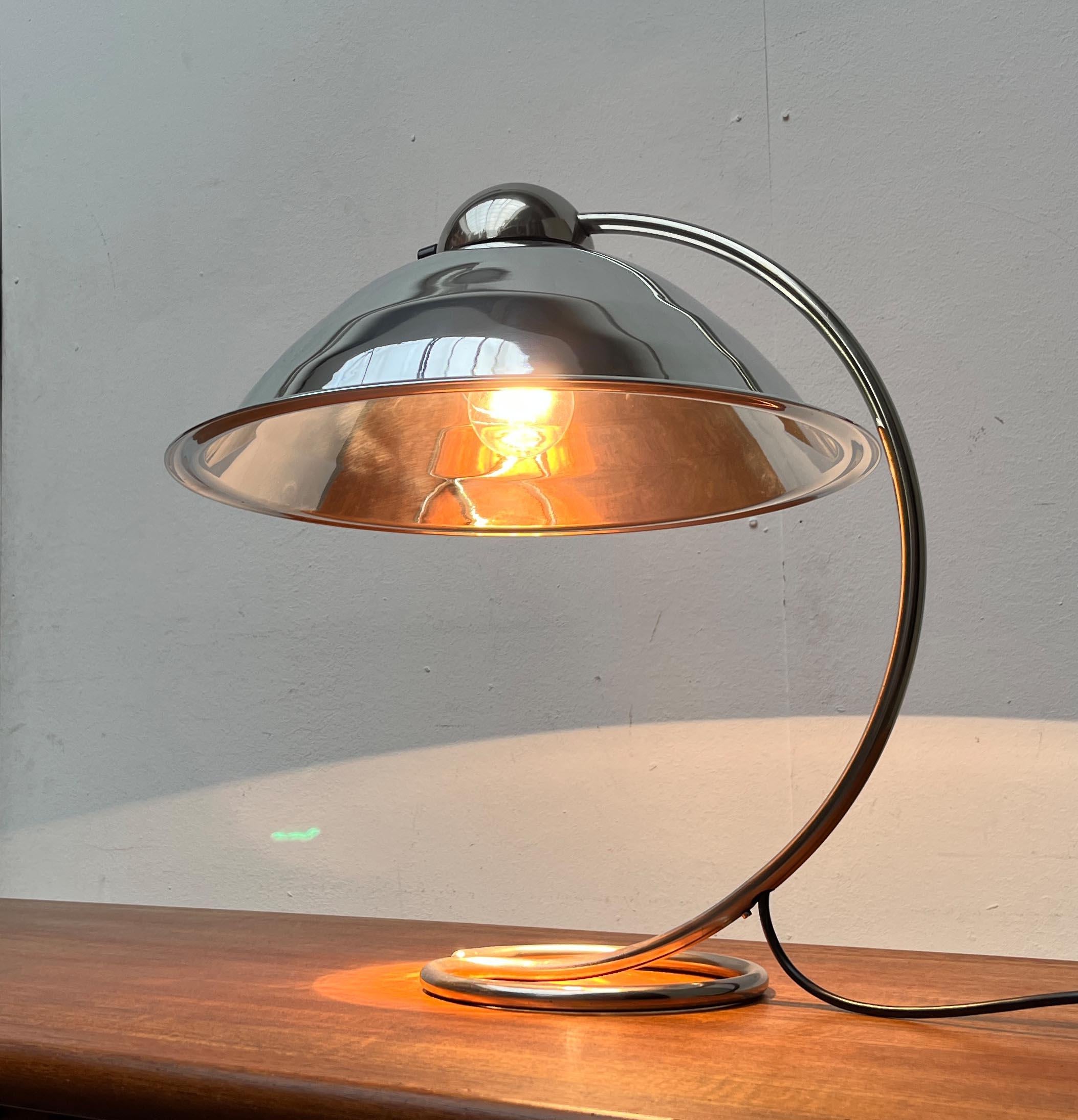 Élégante lampe de table de Schaco basée sur un design de Karl Trabert des années 1930. Voici une version très rare du Diffuna avec un abat-jour en métal.

La base de la lampe est un détail particulier. L'arbre est formé d'un tube continu et forme un