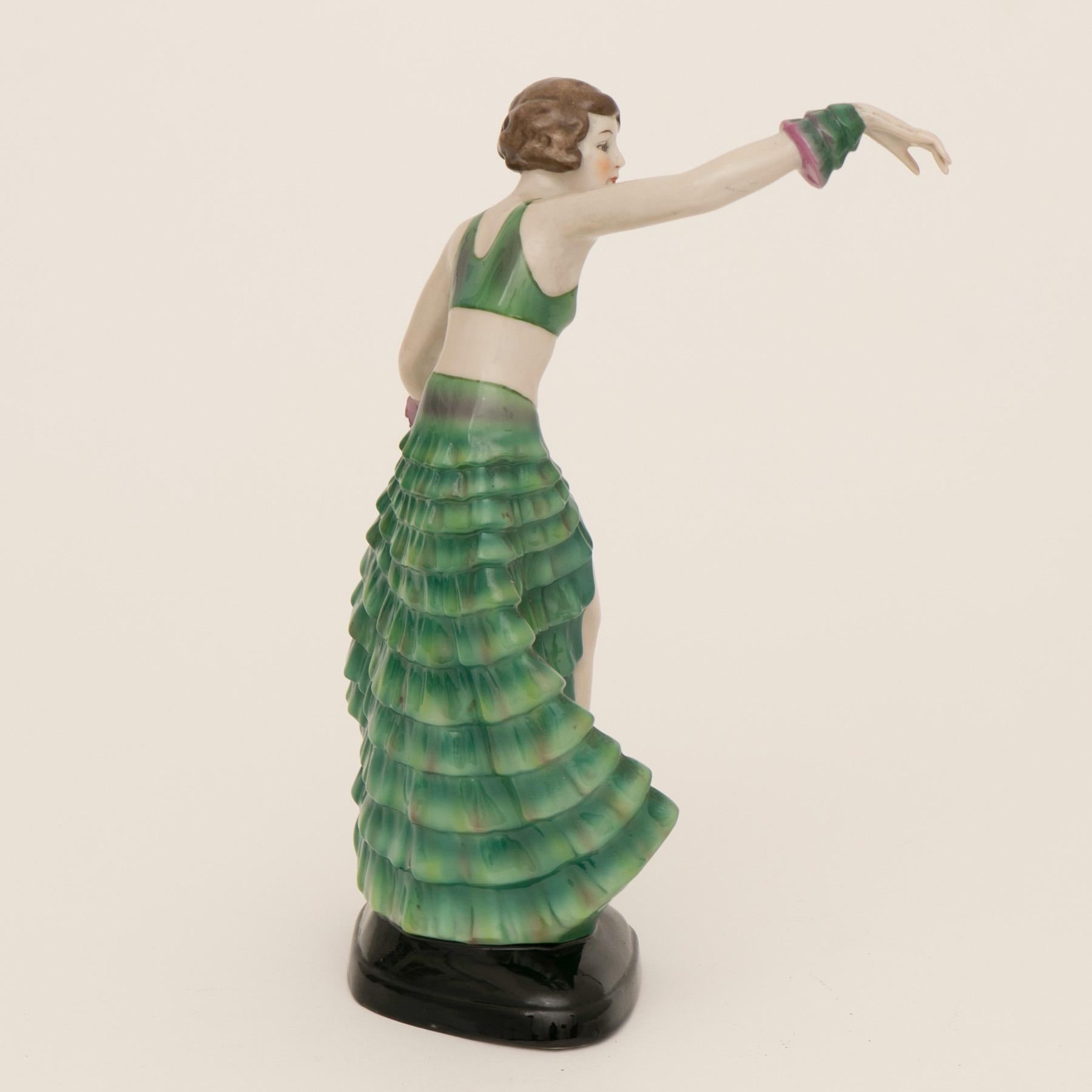 An Art Deco figure of a dancing woman in a green outfit by Fasold Stauch.
very elegant well proportioned figure
German, circa 1930.
Measures: H 26cm, W 13.5cm, D 15.5cm.