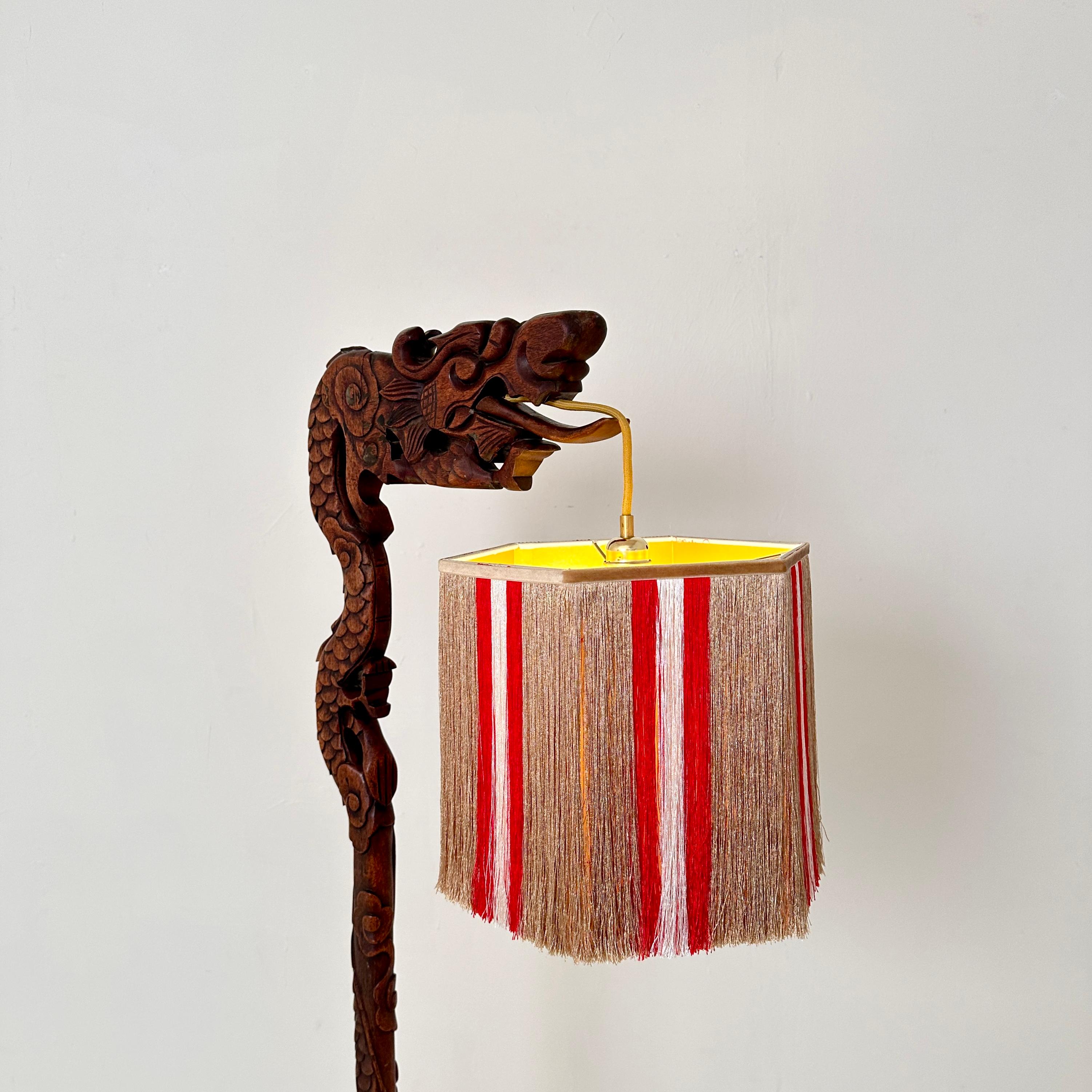 Deutsche Stehlampe im Art déco-Stil in Form eines Drachens, geschnitzt mit Lampenschirm, 1920 im Angebot 5