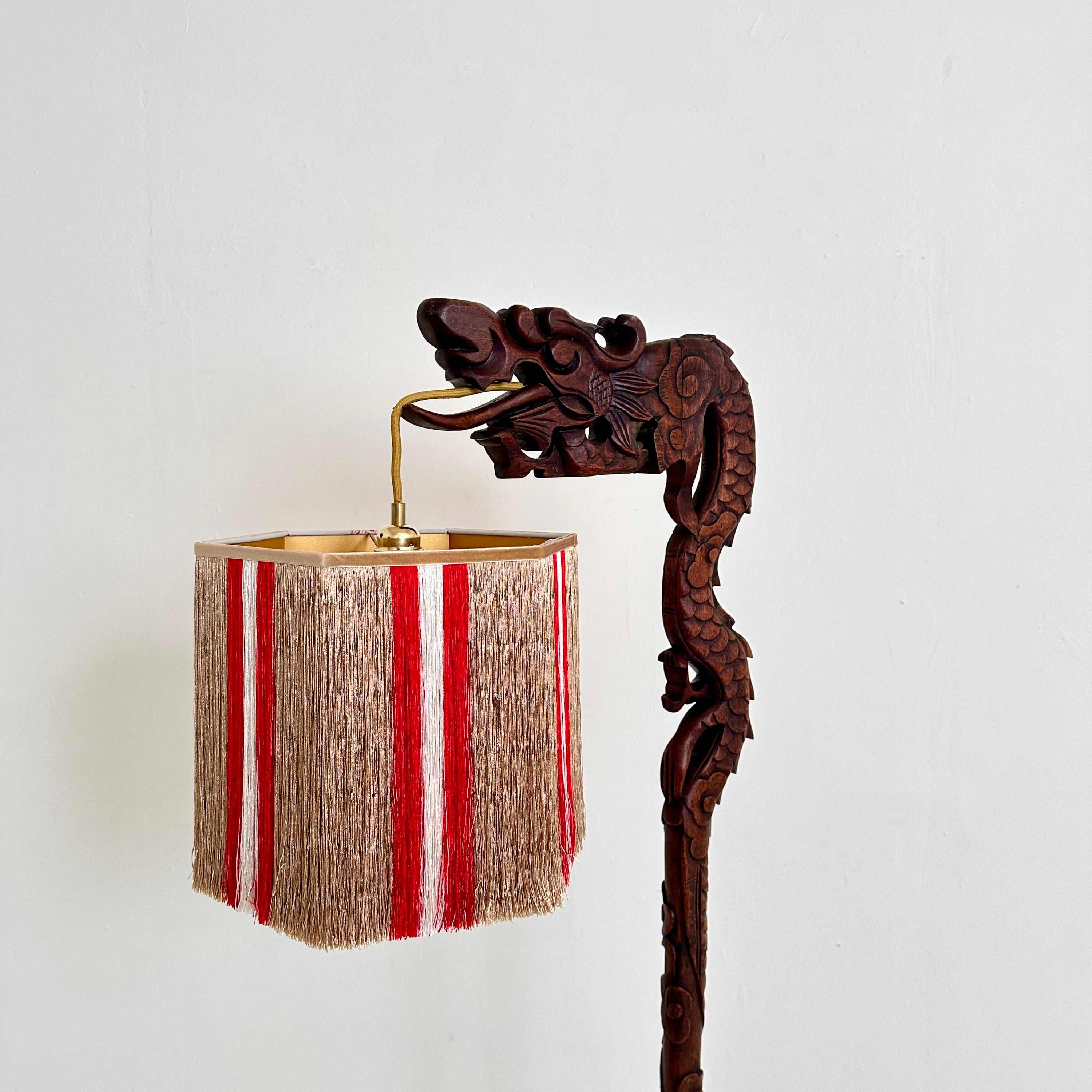 Deutsche Stehlampe im Art déco-Stil in Form eines Drachens, geschnitzt mit Lampenschirm, 1920 im Angebot 7
