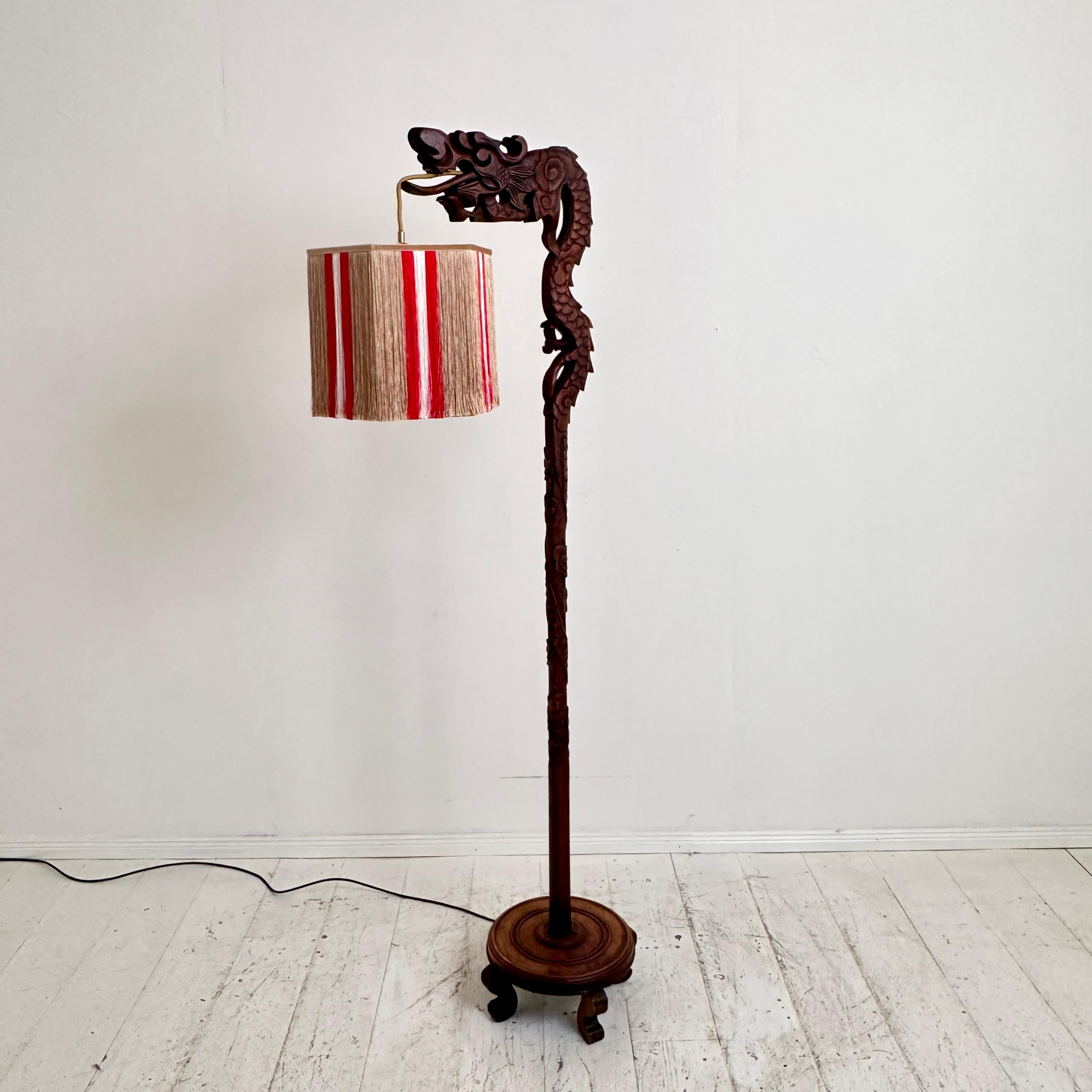 German Art Deco Floor Lamp in the Shape of a Dragon, carved with lampshade, 1920 For Sale 1