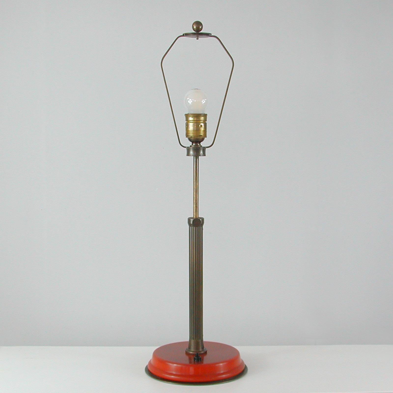 German Art Deco Height Adjustable Bronzed Brass and Bakelite Table Lamp, 1930s In Good Condition For Sale In NUEMBRECHT, NRW