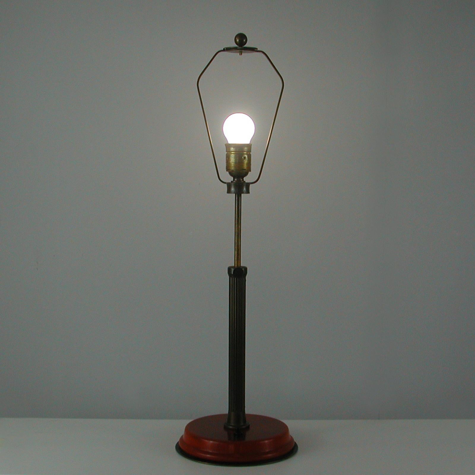 Mid-20th Century German Art Deco Height Adjustable Bronzed Brass and Bakelite Table Lamp, 1930s For Sale