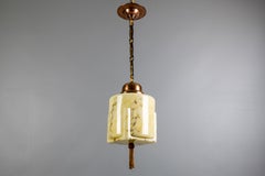Lámpara colgante Art Decó alemana de vidrio jaspeado color ámbar y cobre, años 30