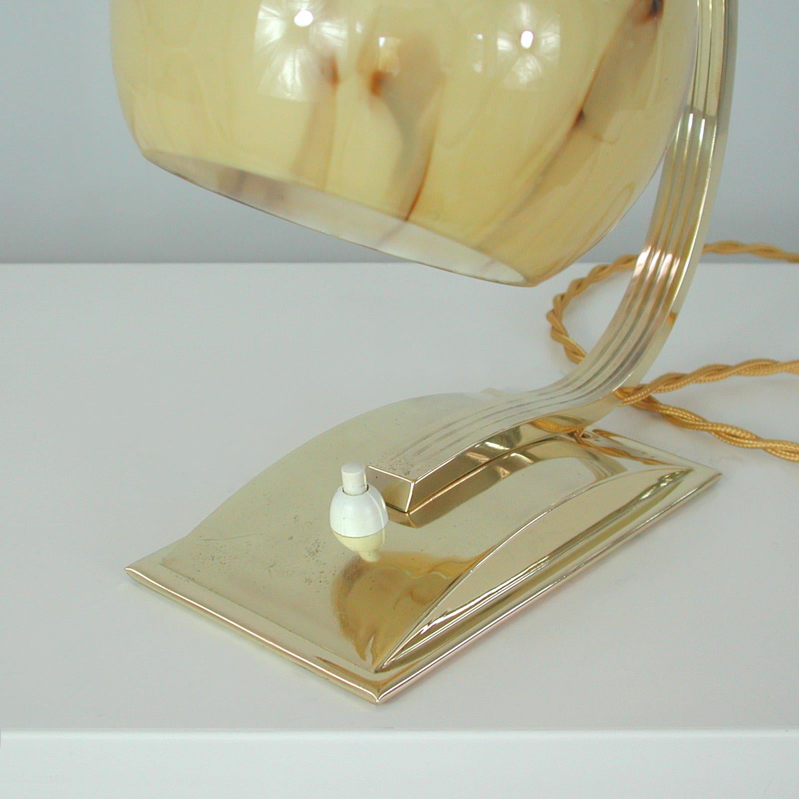 Lampe de bureau allemande Art Déco en verre opalin marbré et laiton, années 1930 en vente 7