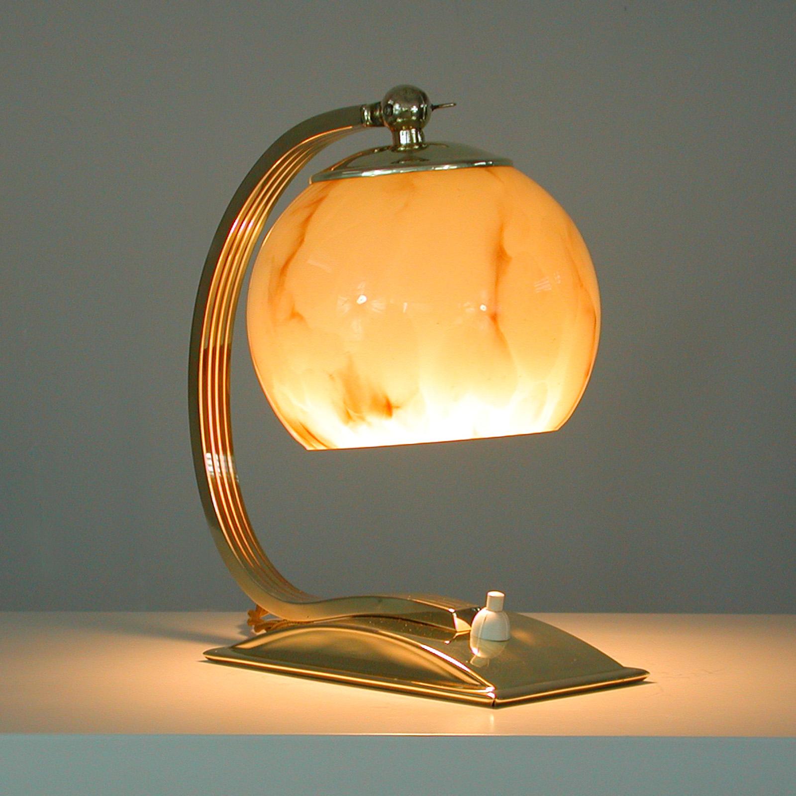 Milieu du XXe siècle Lampe de bureau allemande Art Déco en verre opalin marbré et laiton, années 1930 en vente
