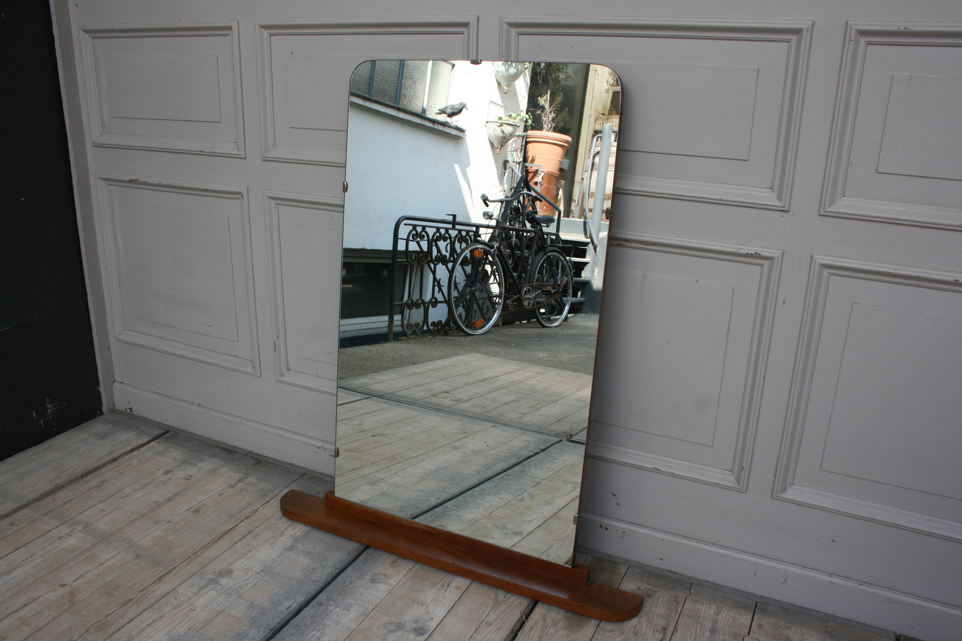 Original Art Deco mirror from the 1930s. Standing as an attachment or hanging on the wall.
Dimensions:
105.5 cm high / 41.53 inch high,
60/90 cm wide / 23.62/35.43 inch wide,
9.5 cm deep / 3.74 inch deep.