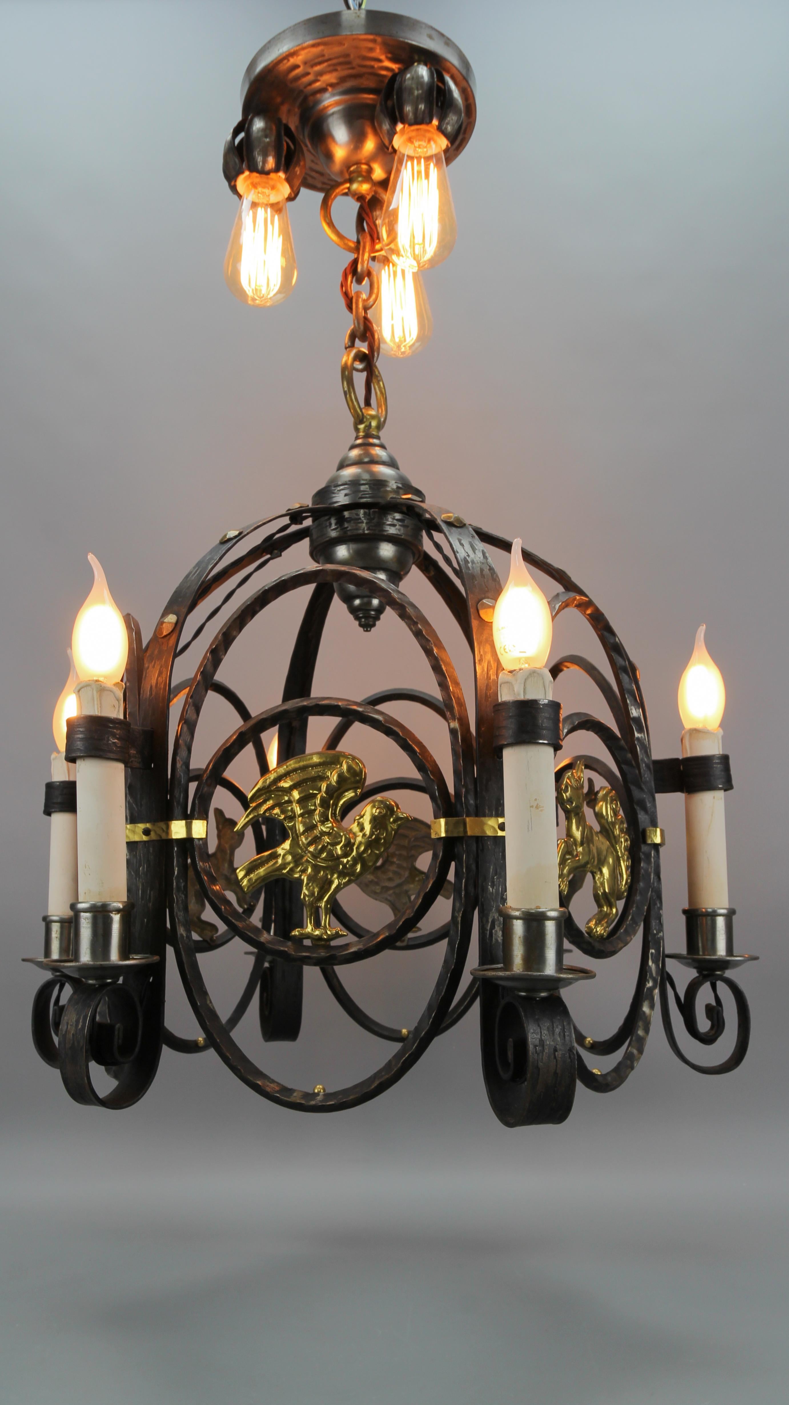 German Art Deco Nine-Light Wrought Iron and Brass Chandelier with Animals, 1920s In Good Condition For Sale In Barntrup, DE