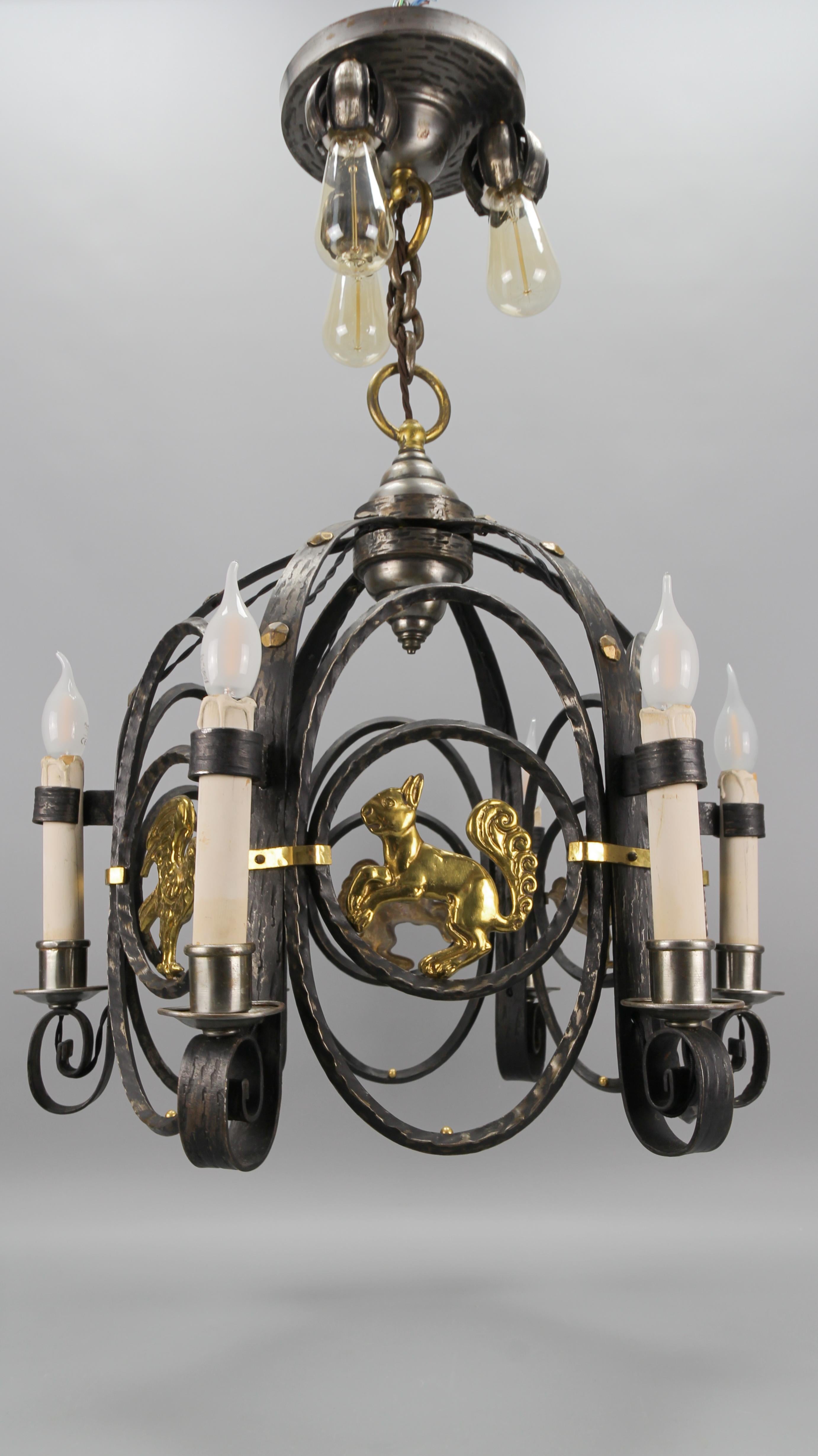 German Art Deco Nine-Light Wrought Iron and Brass Chandelier with Animals, 1920s For Sale 1