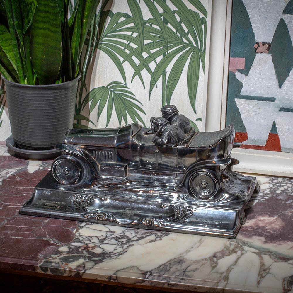 Aus unserer Kategorie Sammlerstücke freuen wir uns, Ihnen dieses seltene Exemplar eines Art Deco Rally Car Desk Compendium von WMF (Württembergische Metallwarenfabrik) anbieten zu können. Das Schreibtisch-Kompendium besteht aus einem wunderschön