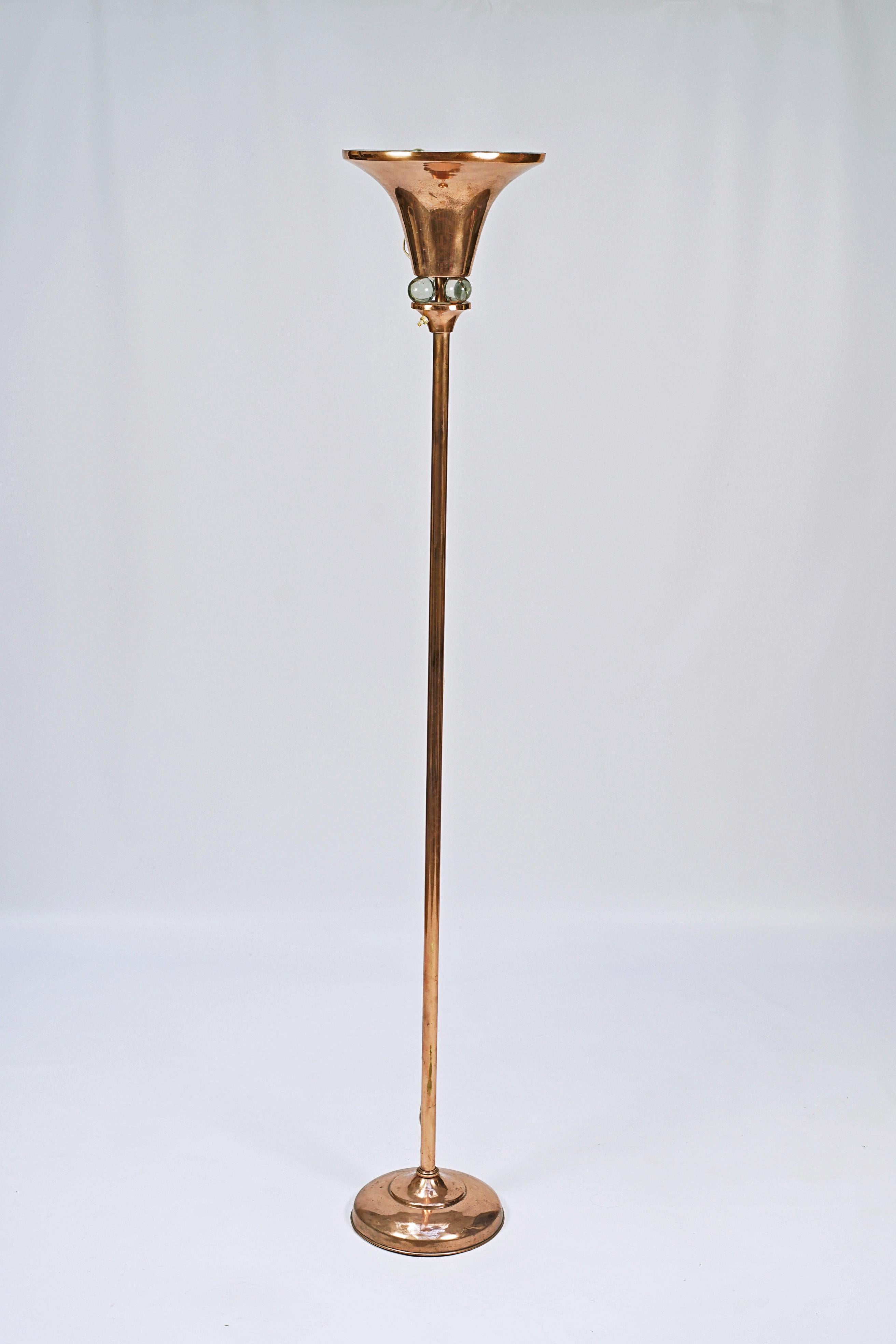 Deutsche Art Deco Stehlampe. Verkupfert und Glaskugeln an der Unterseite des Schirms.

Deutschland, CIRCA 1920.