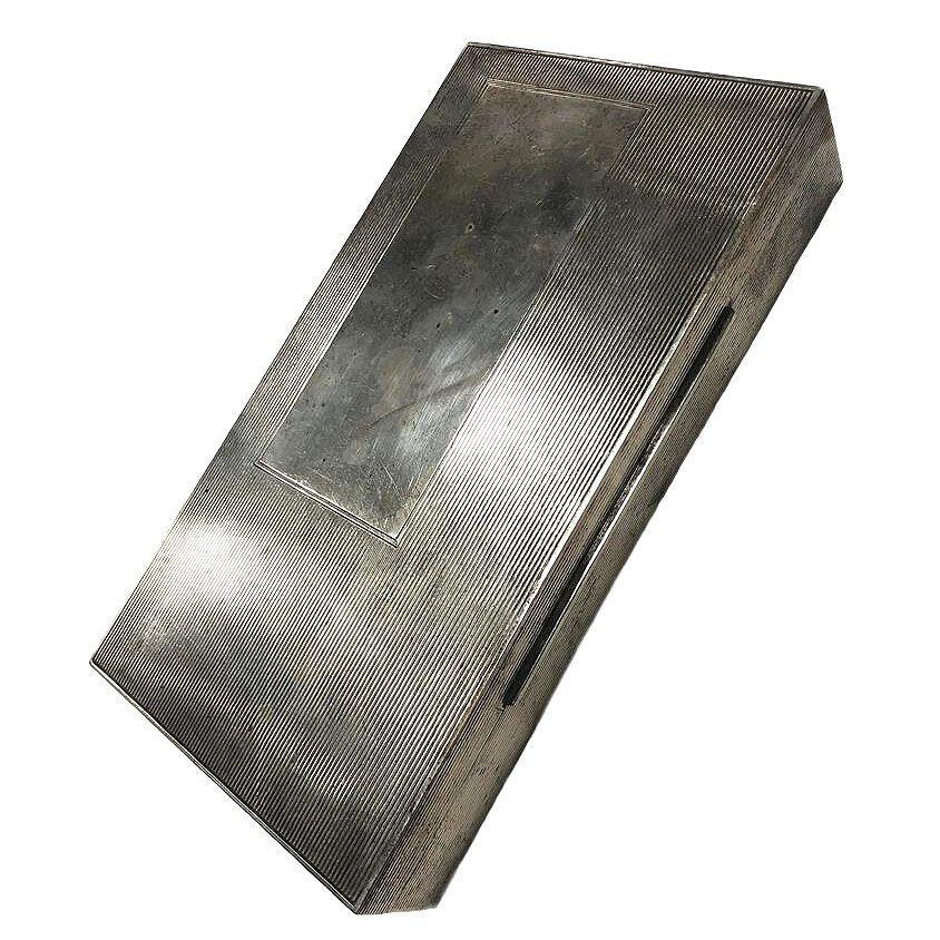 Art Deco Sterlingsilber und Mahagoni Zigarren/Trinket Kiste von Dunhill Mit einem großen unbenutzten Monogram Gravurbereich entlang des oberen Deckels mit einem Mahagoni-Interieur. Die Schachtel weist ein frühes stromlinienförmiges Design mit