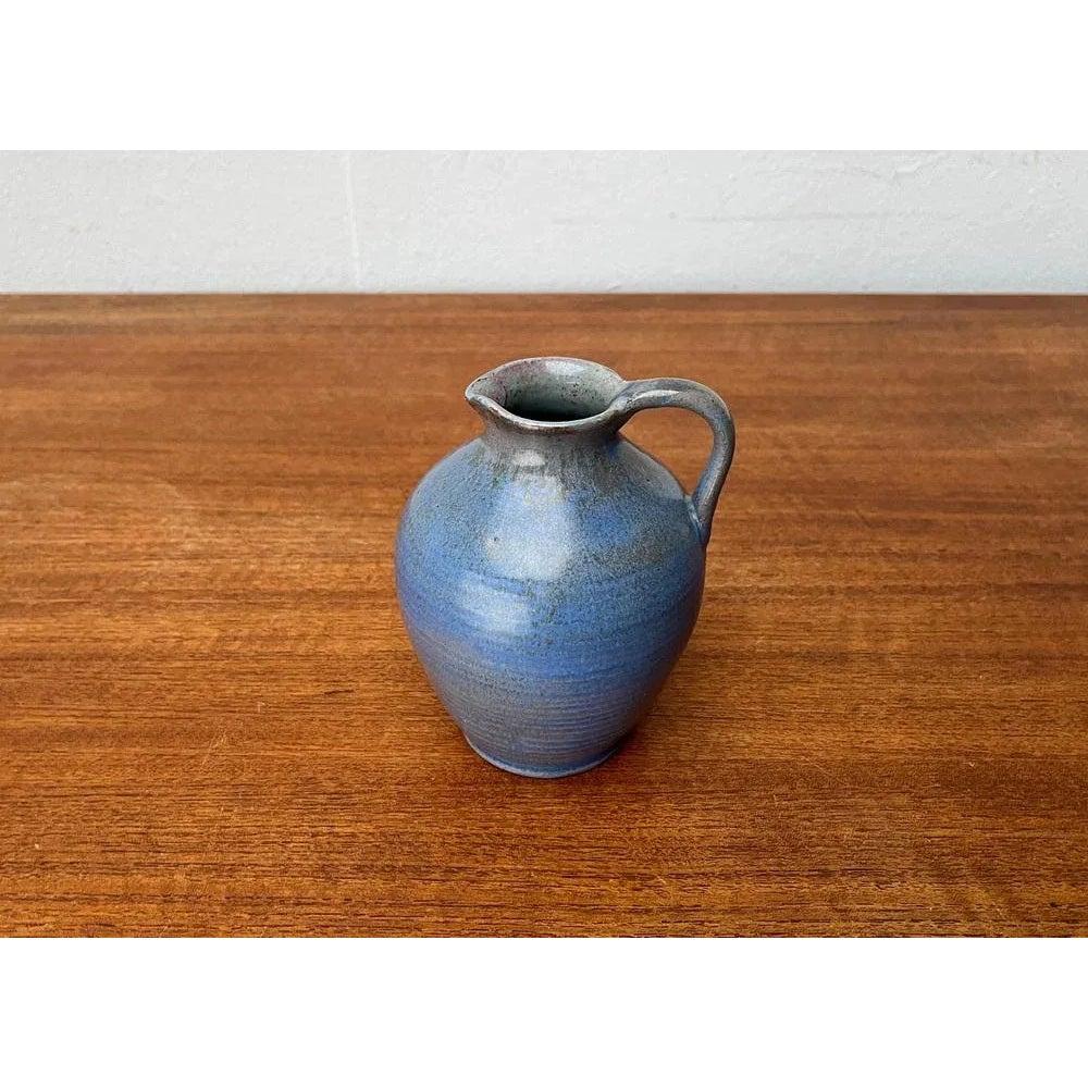 Vaso a caraffa in Studio Pottery di Kurt Feuerriegel, in ottime condizioni. Progettato tra il 1920 e il 1949 Questo pezzo ha un marchio di attribuzione.

Informazioni aggiuntive:
Materiali: Ceramica
Colore: blu
Stili: Minimalista
Paese di origine: