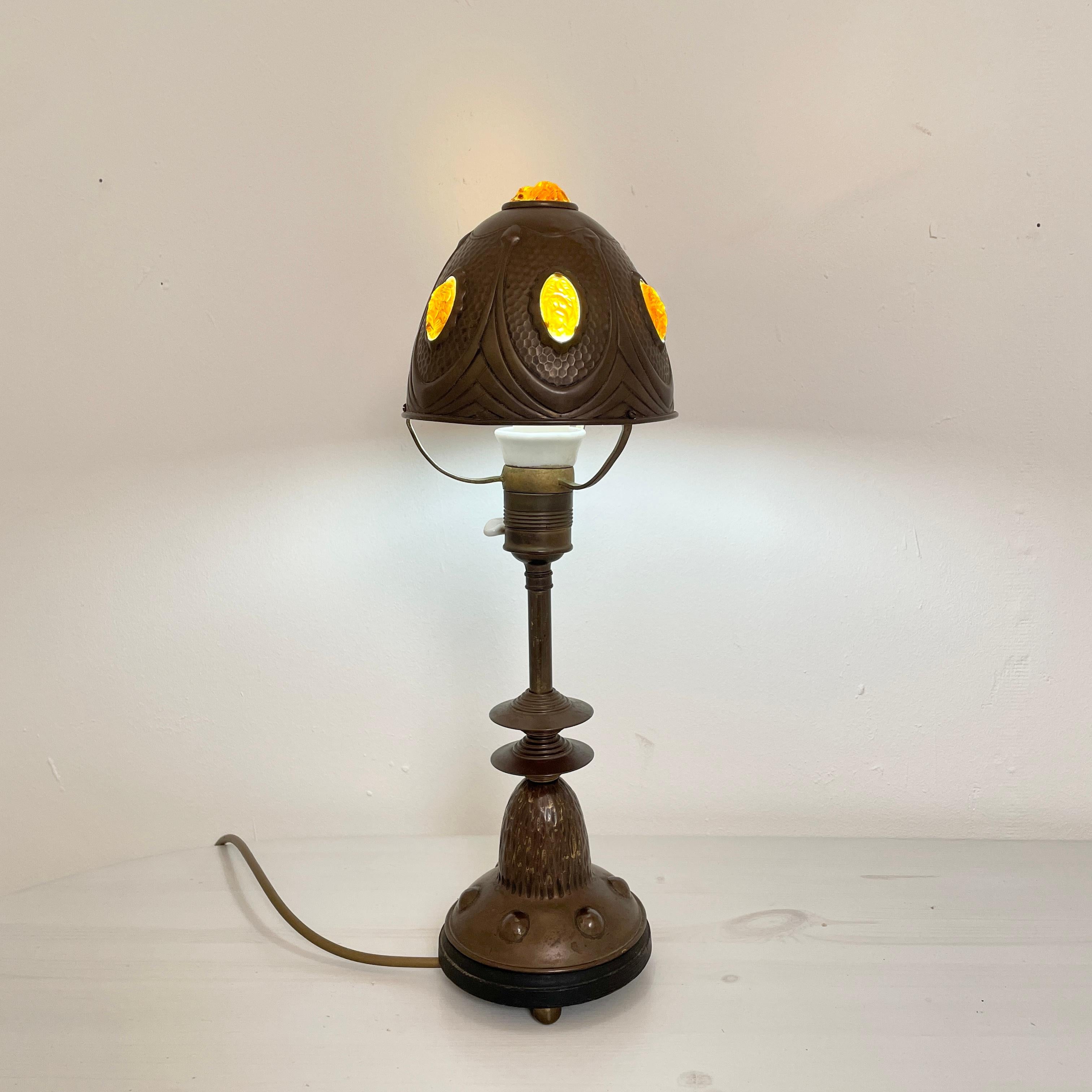 Questa lampada da tavolo tedesca Art Deco in ottone e vetro colorato è stata realizzata intorno al 1930.
Un pezzo unico che attira l'attenzione per i tuoi interni antichi, moderni, space age o di metà secolo.
Se hai altre domande, saremo lieti di
