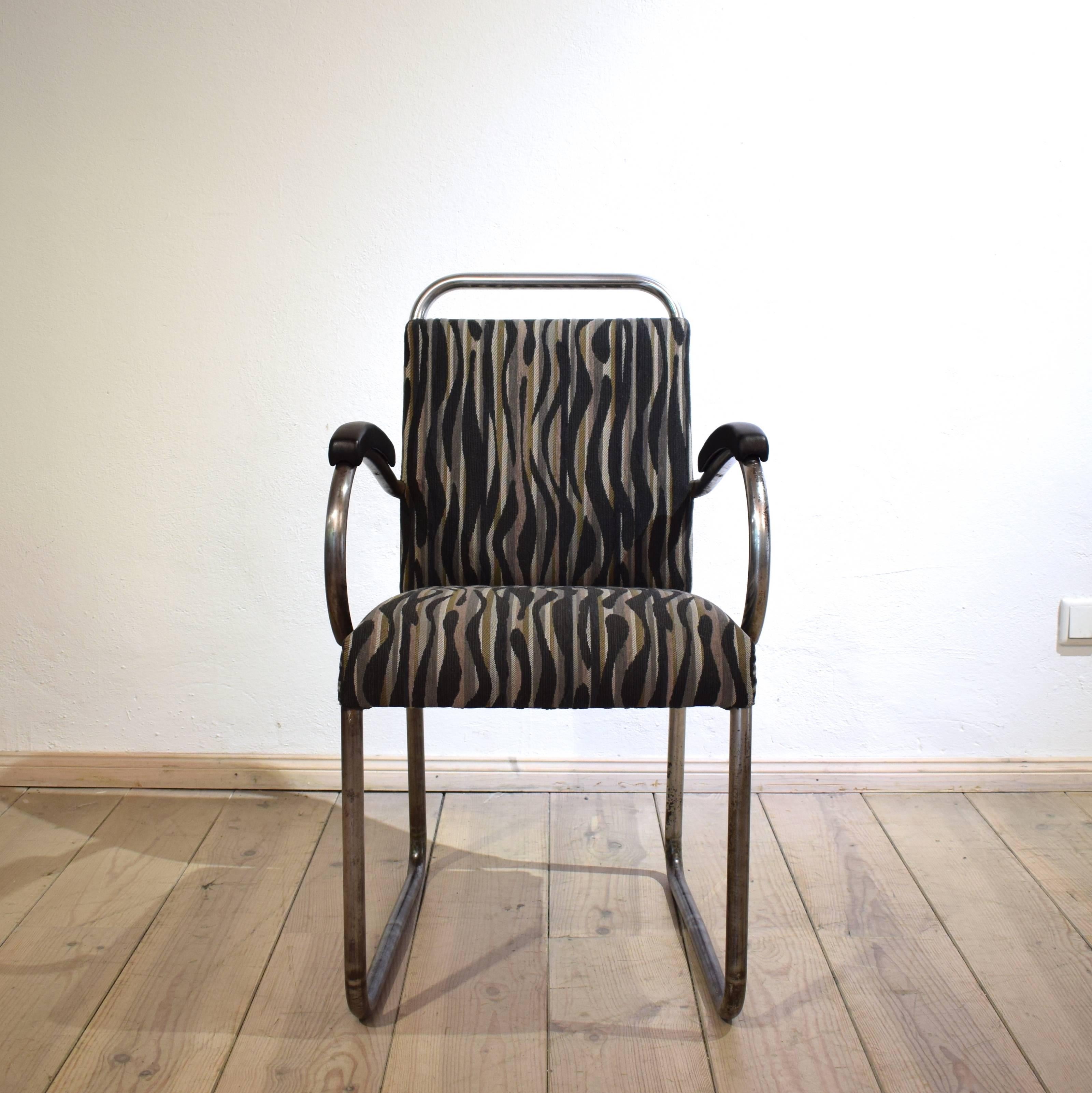 This very rare German Art Deco Tubular steel cantilever armchair was made circa 1925.
It was chromed. The chrome come of at some spots but gives the chair a great look and Patina.
The chair is re-upholstered in fabric and leather.
A very elegant