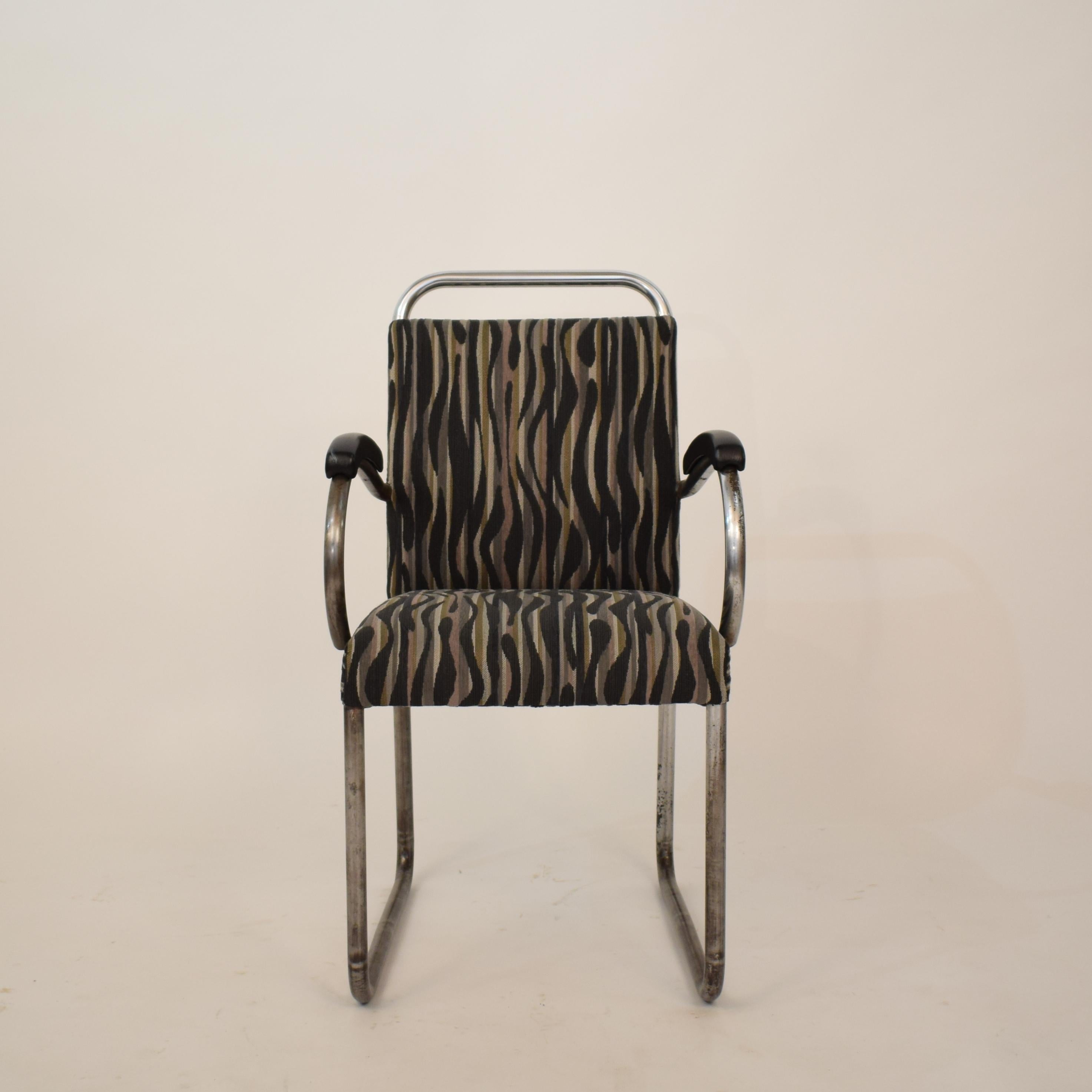 Ce très rare fauteuil luge en acier tubulaire de style Art déco allemand a été fabriqué vers 1925.
Il a été chromé. Le chrome se décolle à certains endroits mais donne à la chaise un aspect et une patine remarquables.
La chaise est retapissée en