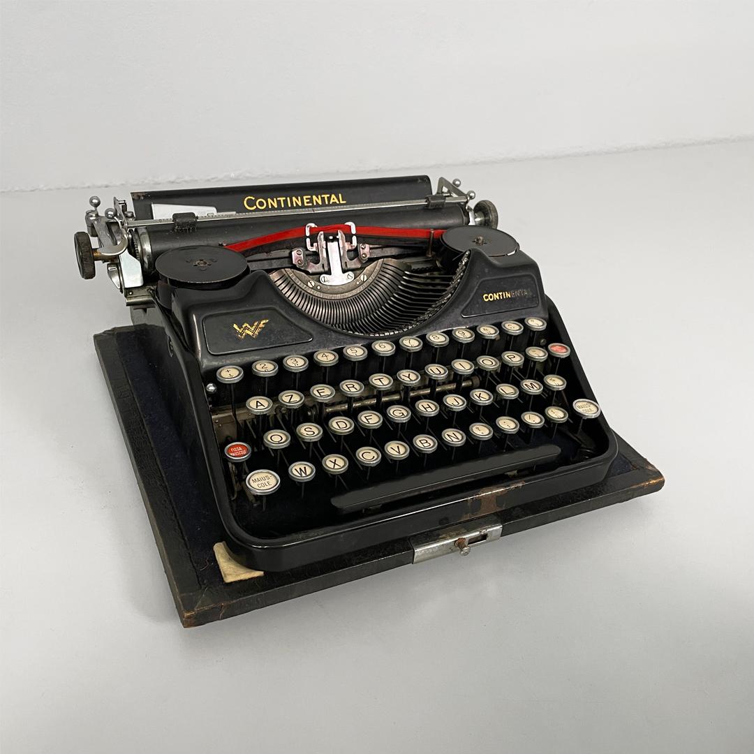 Máquina de escribir alemana Continental Art Deco de Wanderer-Werke A.G. Chemnitz, años 30
Máquina de escribir modelo Continental con base rectangular y esquinas redondeadas, de metal pintado de negro. En la parte delantera hay teclas blancas con