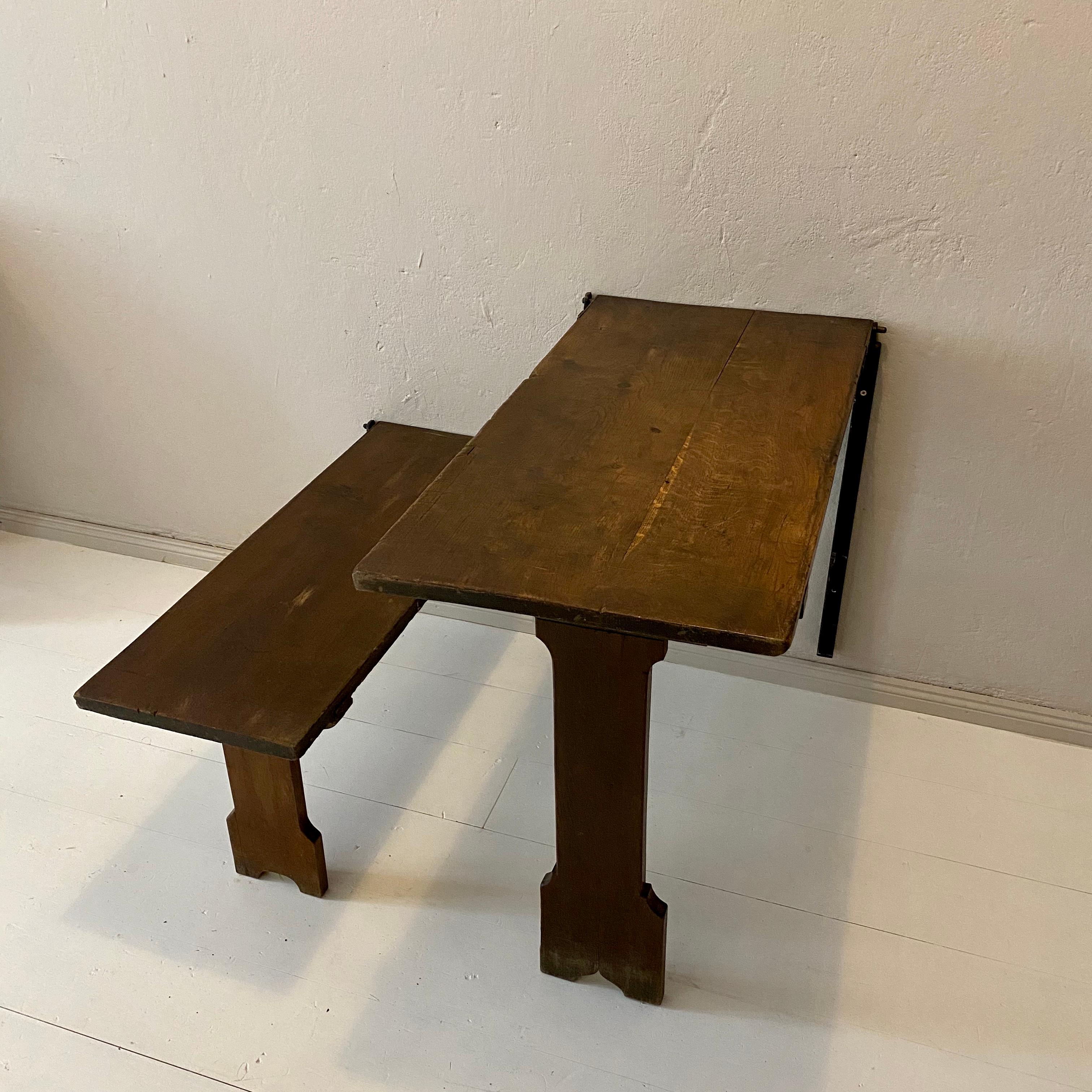 Cette table et ce banc de prison Wabi Sabi Naive de style Art déco allemand ont été fabriqués dans les années 1930 pour une prison de Berlin.
Elle est fabriquée en chêne brun et le plateau présente de jolies sculptures naïves, comme un échiquier et