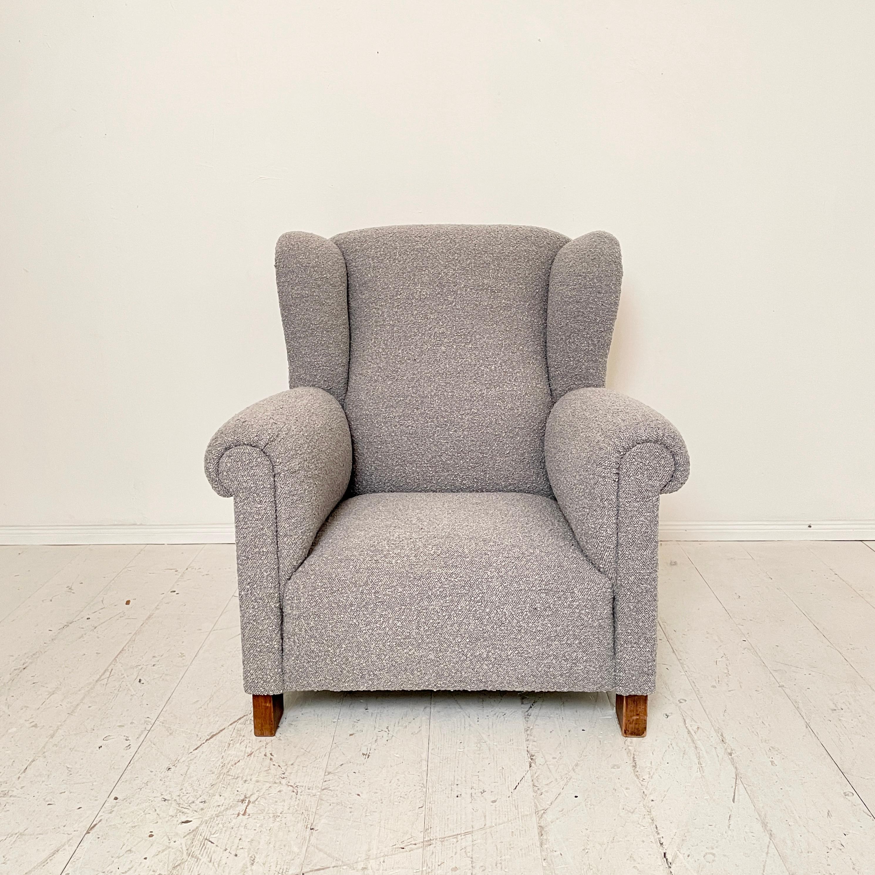 German Art Deco Wingback Chair in Gray Boucle Fabric, 1925 In Good Condition For Sale In Berlin, DE