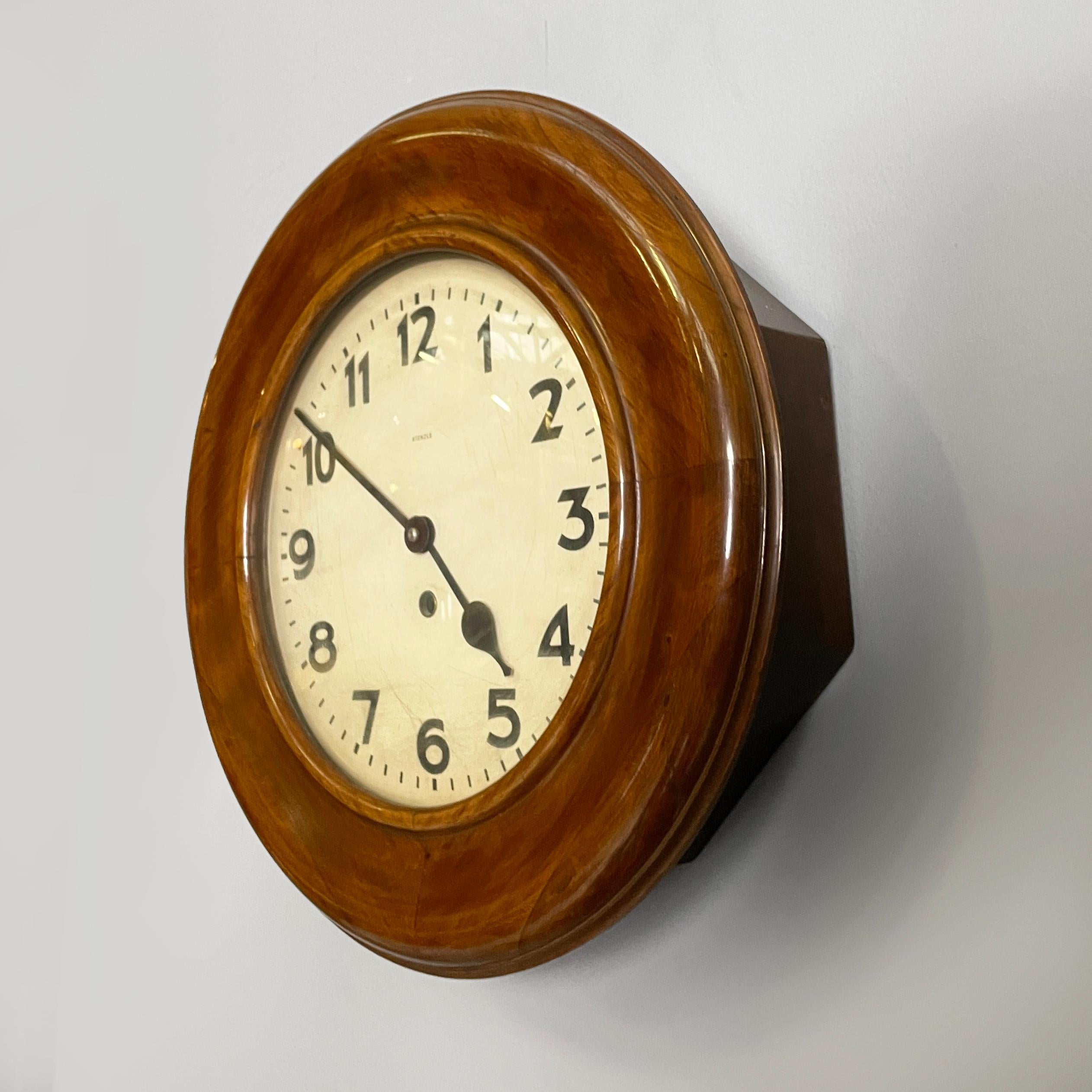 German Horloge murale ronde en bois Art déco allemand par Kienzle International, années 1920