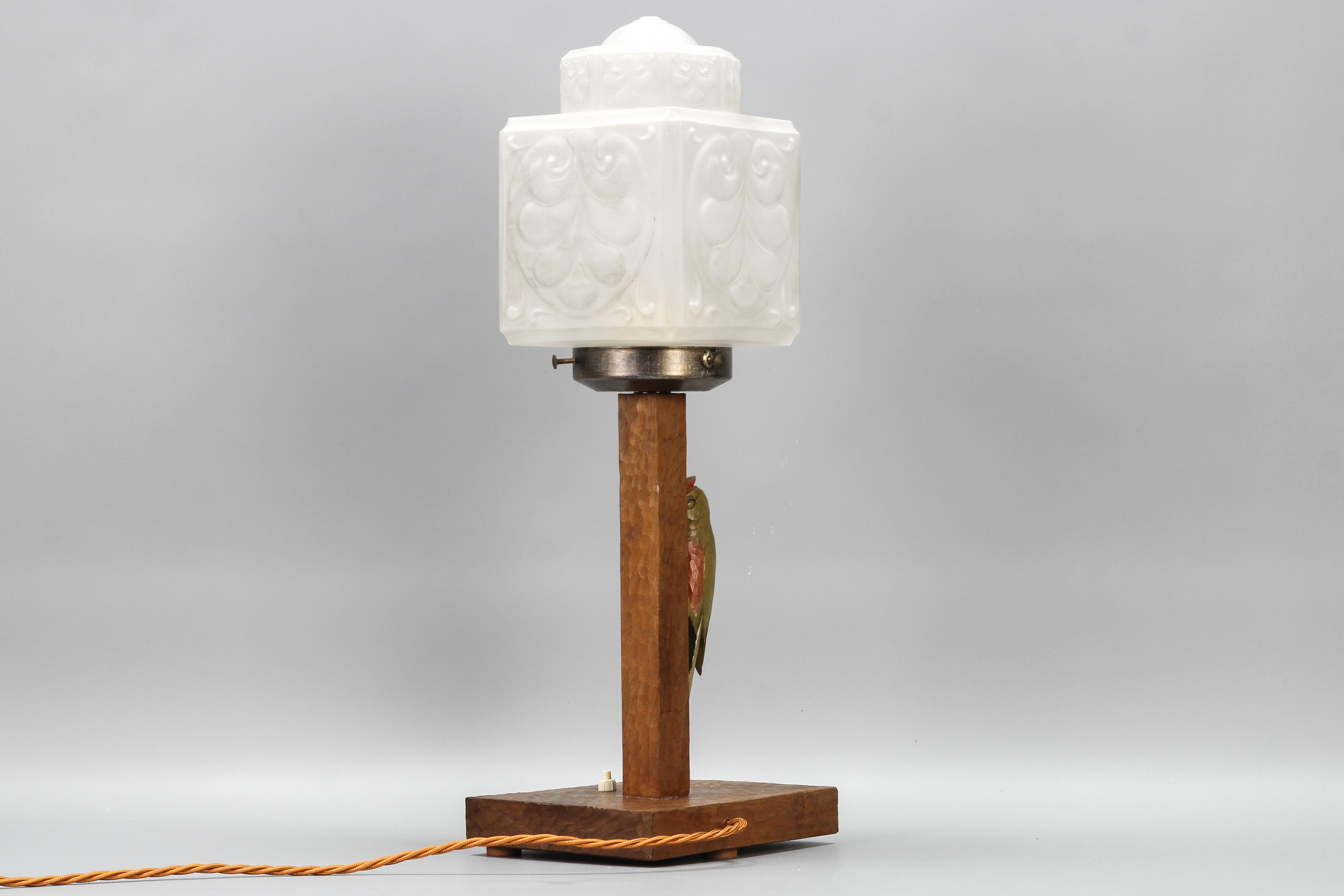 Lampe de table Art Déco allemande en bois et verre dépoli avec un peintre en bois en vente 3