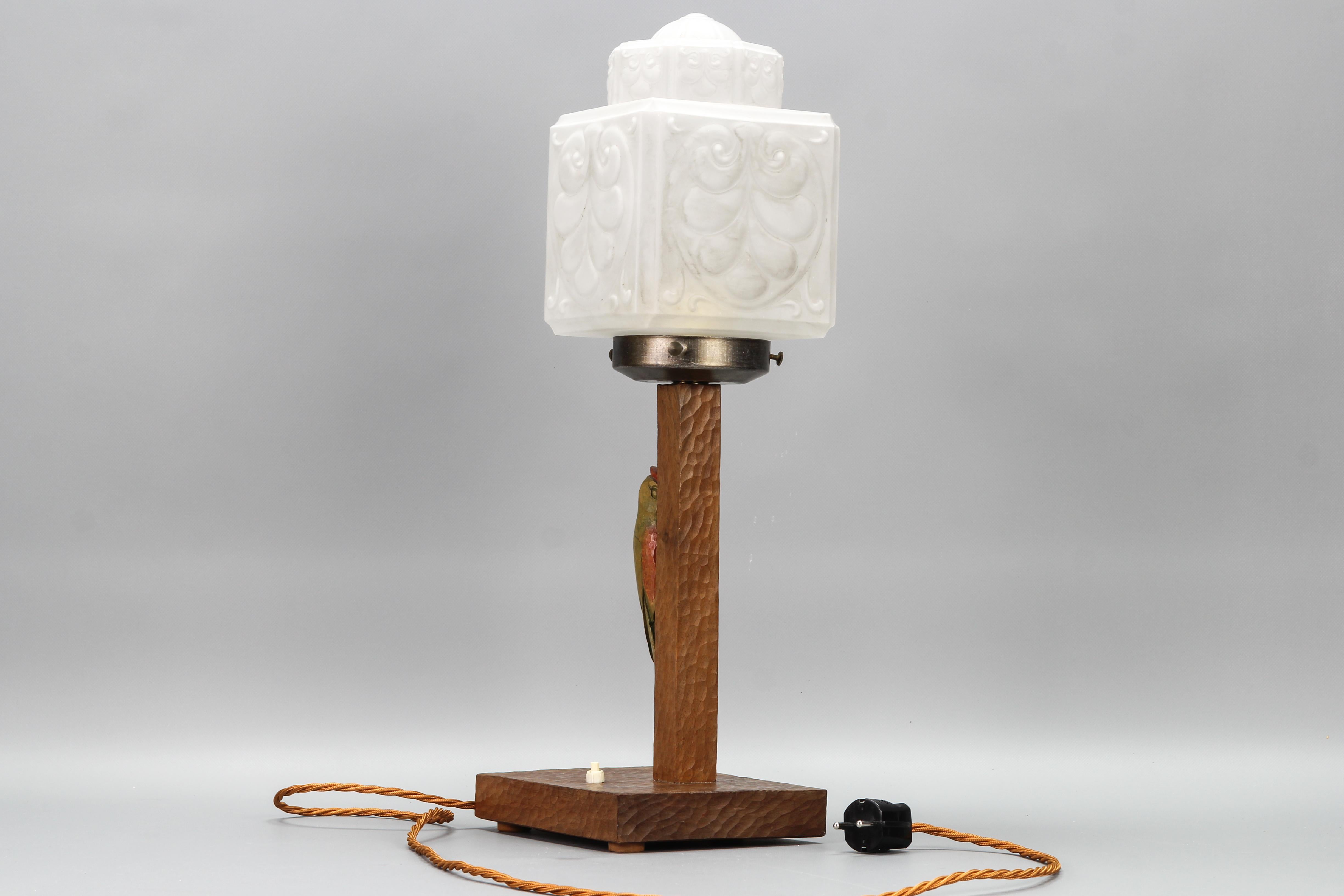 Lampe de table Art Déco allemande en bois et verre dépoli avec un peintre en bois en vente 4