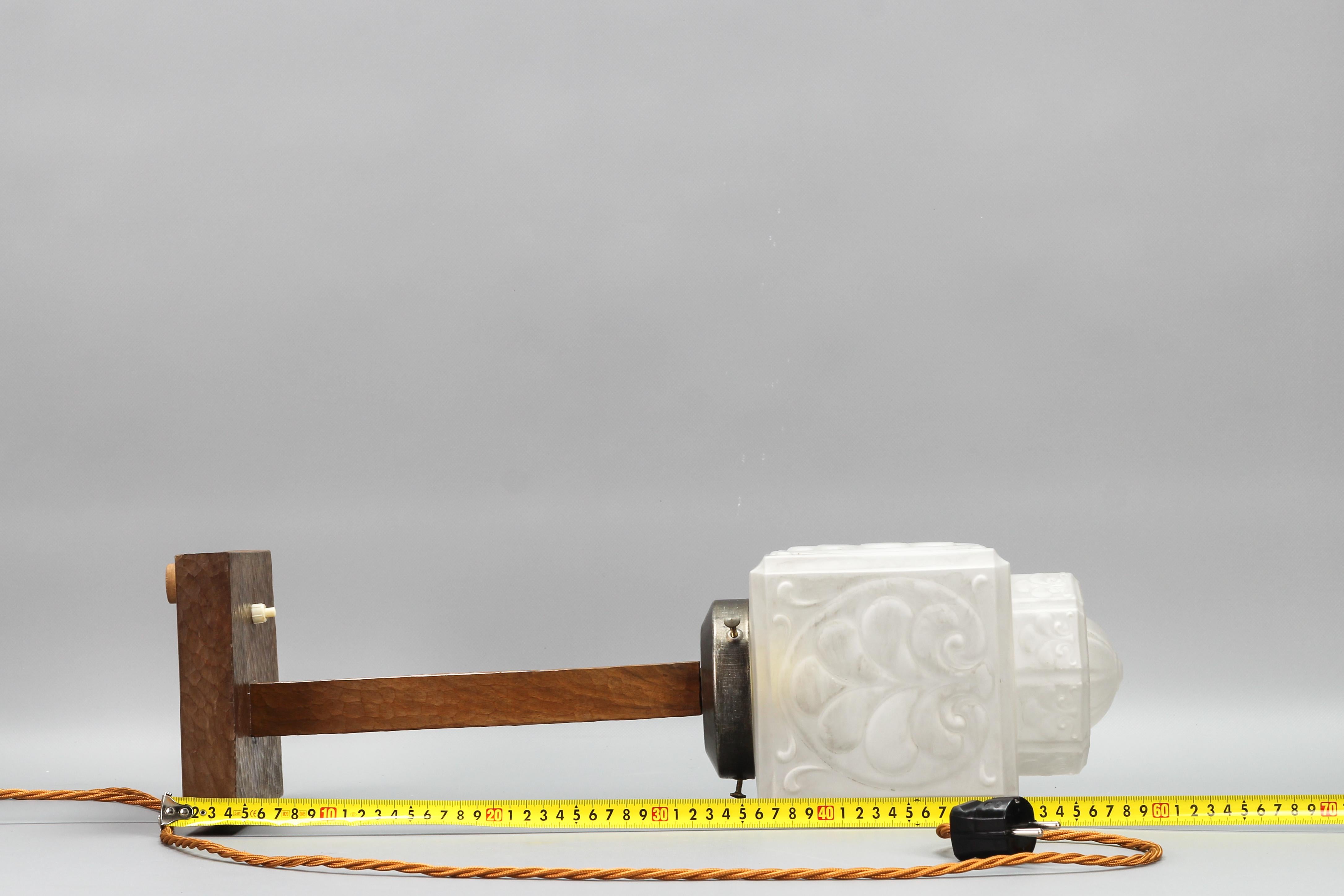 Lámpara de mesa alemana Art Decó de madera y cristal esmerilado con un pájaro carpintero en venta 6
