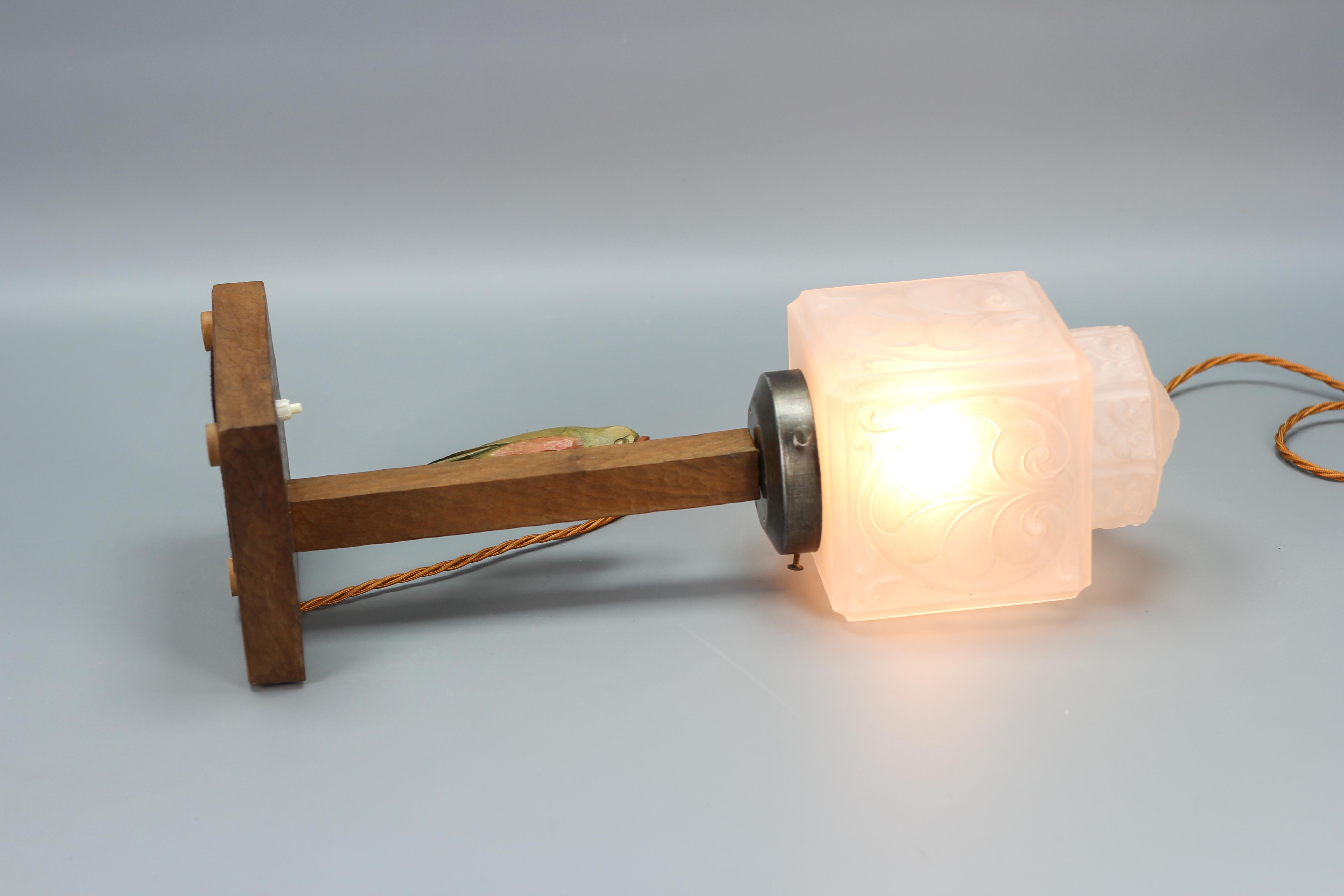 Lampe de table Art Déco allemande en bois et verre dépoli avec un peintre en bois en vente 8