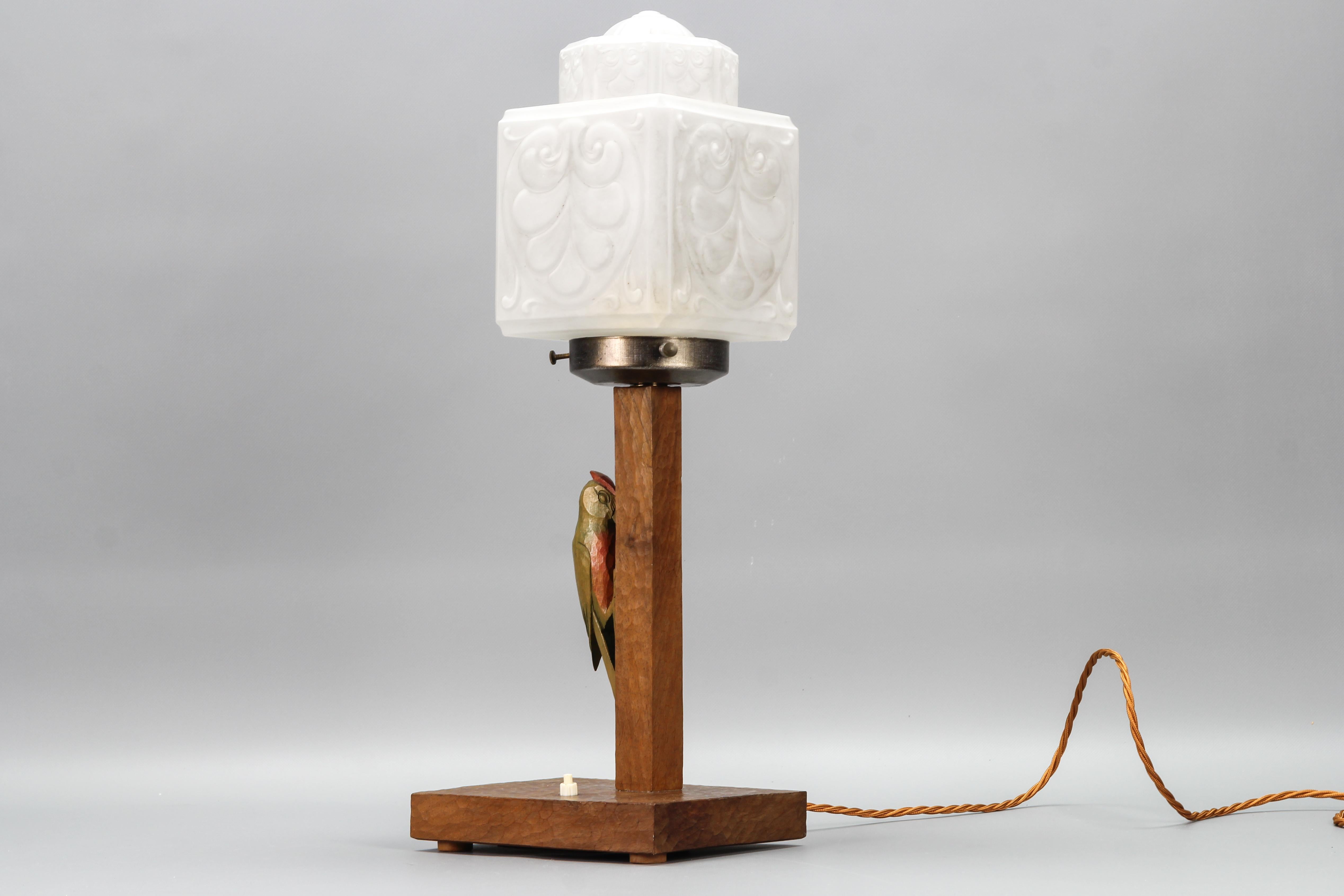 German Art Deco Wooden and Frosted Glass Table Lamp with a Woodpecker For Sale 15