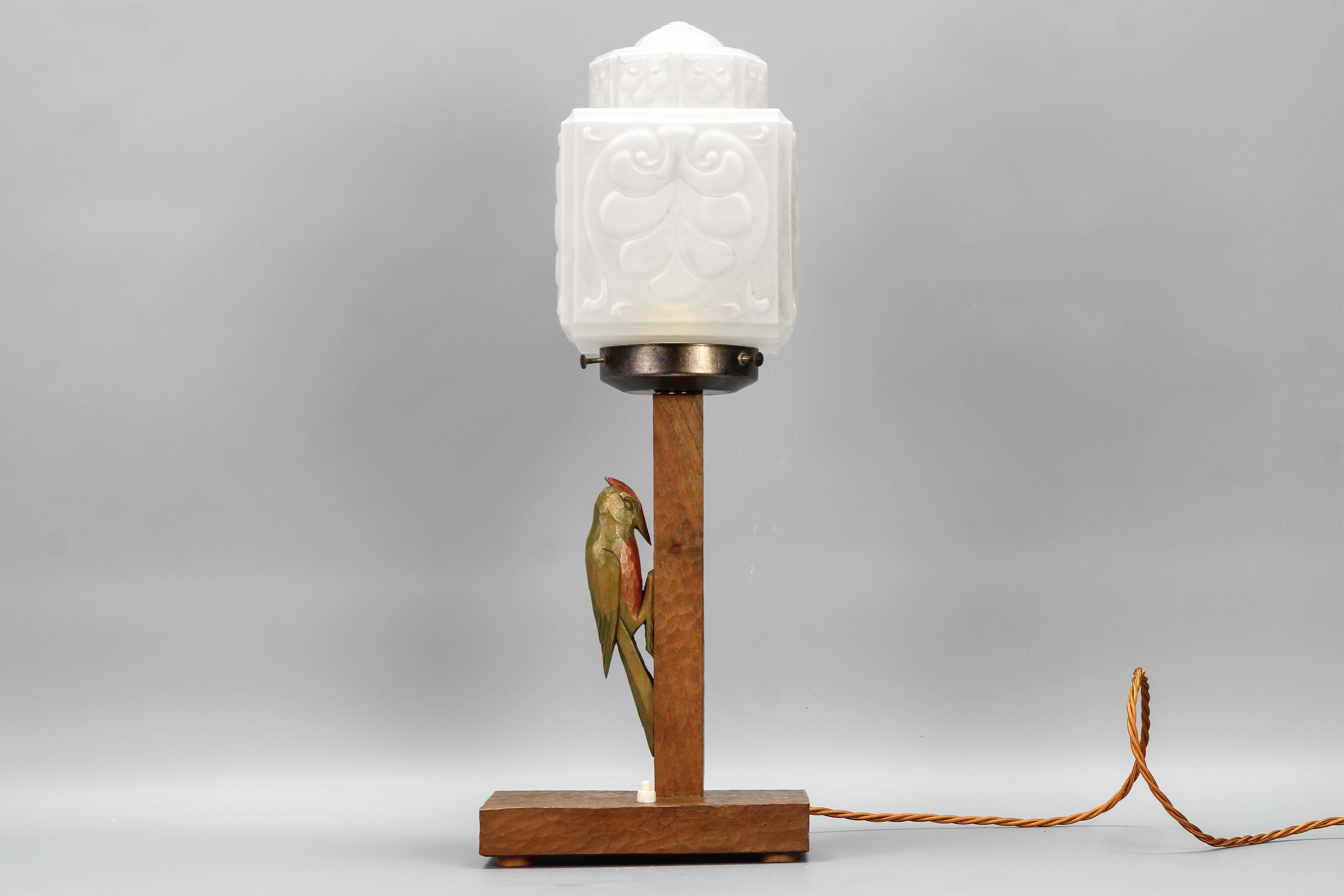German Art Deco Wooden and Frosted Glass Table Lamp with a Woodpecker In Good Condition For Sale In Barntrup, DE