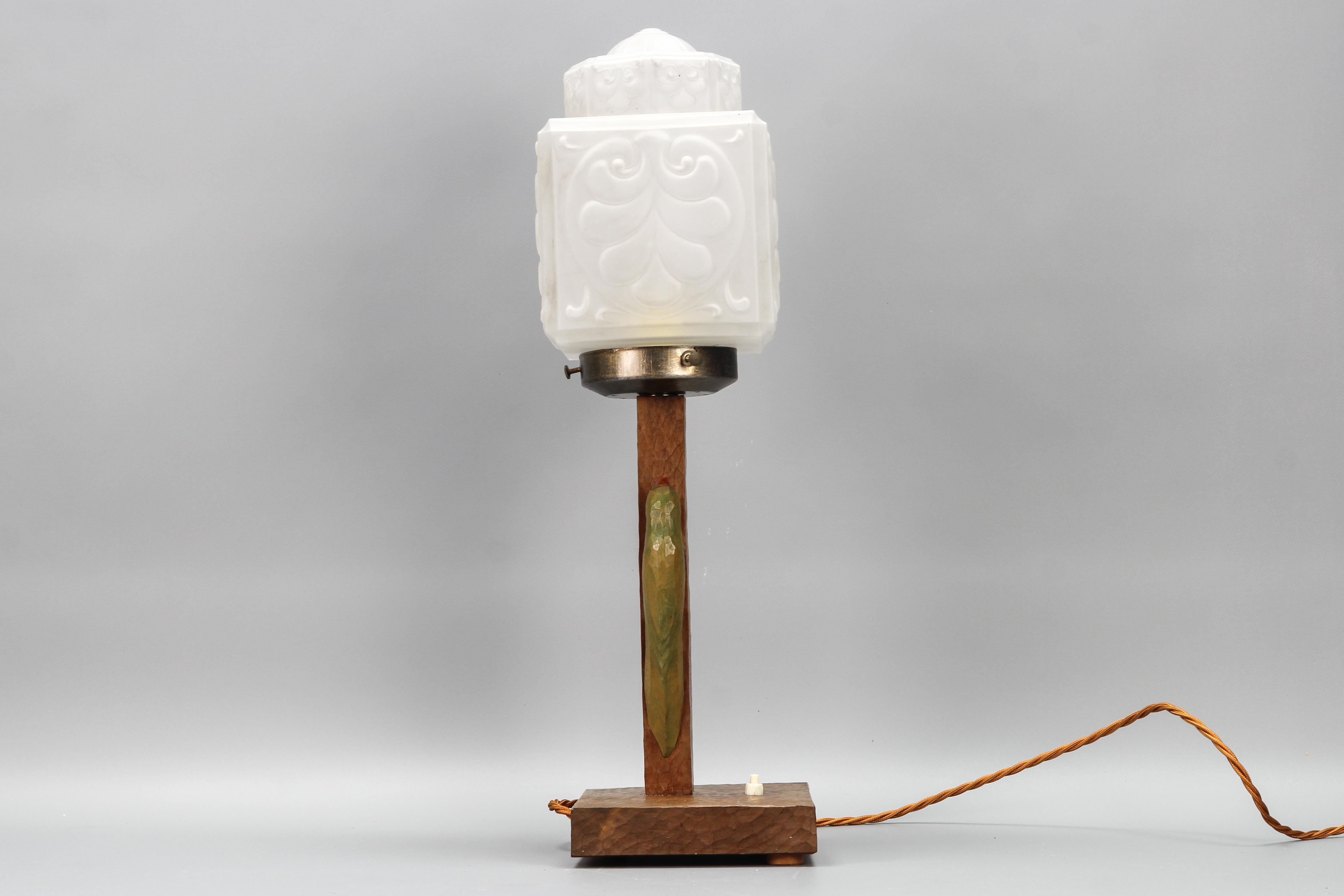 Lampe de table Art Déco allemande en bois et verre dépoli avec un peintre en bois Bon état - En vente à Barntrup, DE