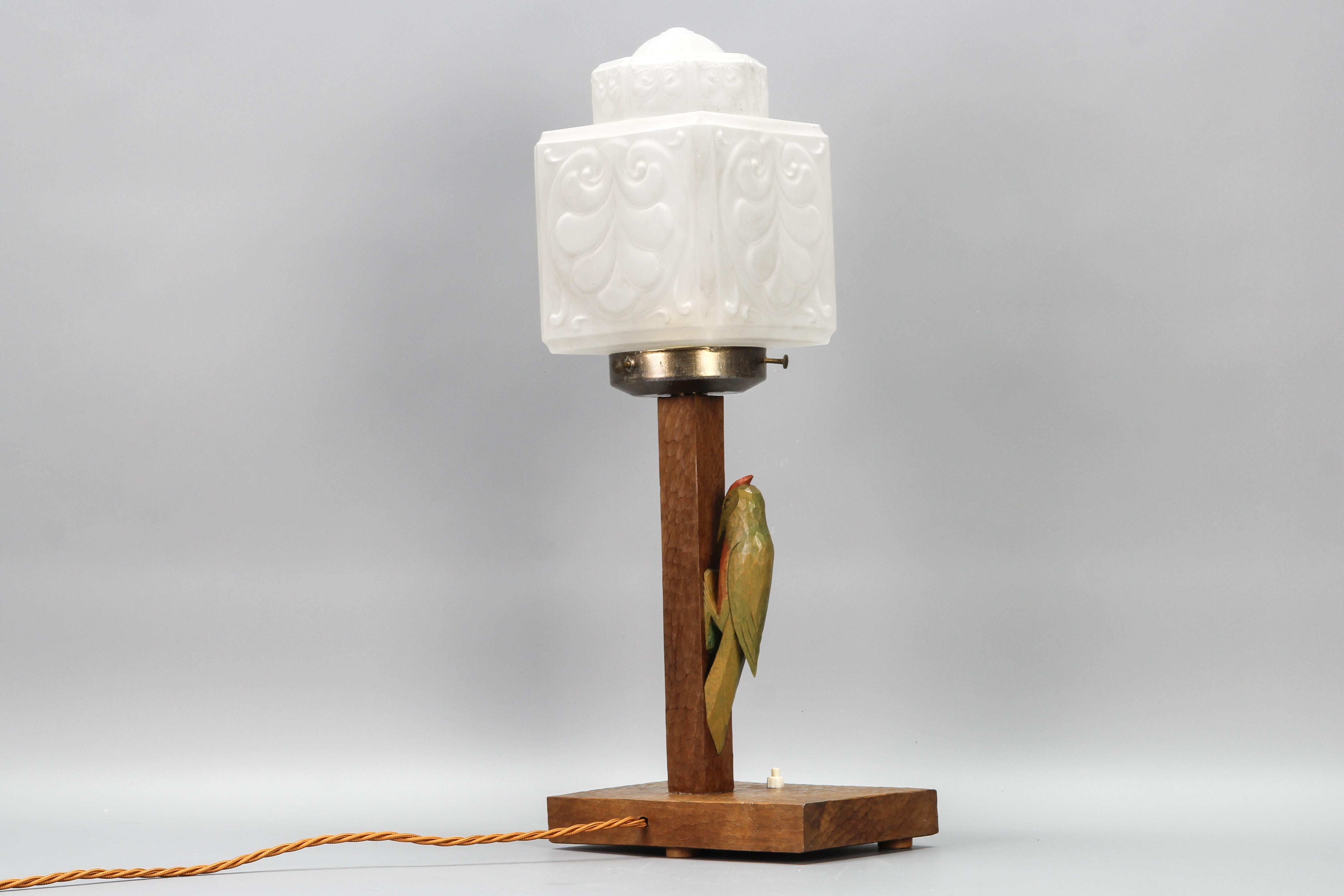 German Art Deco Wooden and Frosted Glass Table Lamp with a Woodpecker For Sale 3