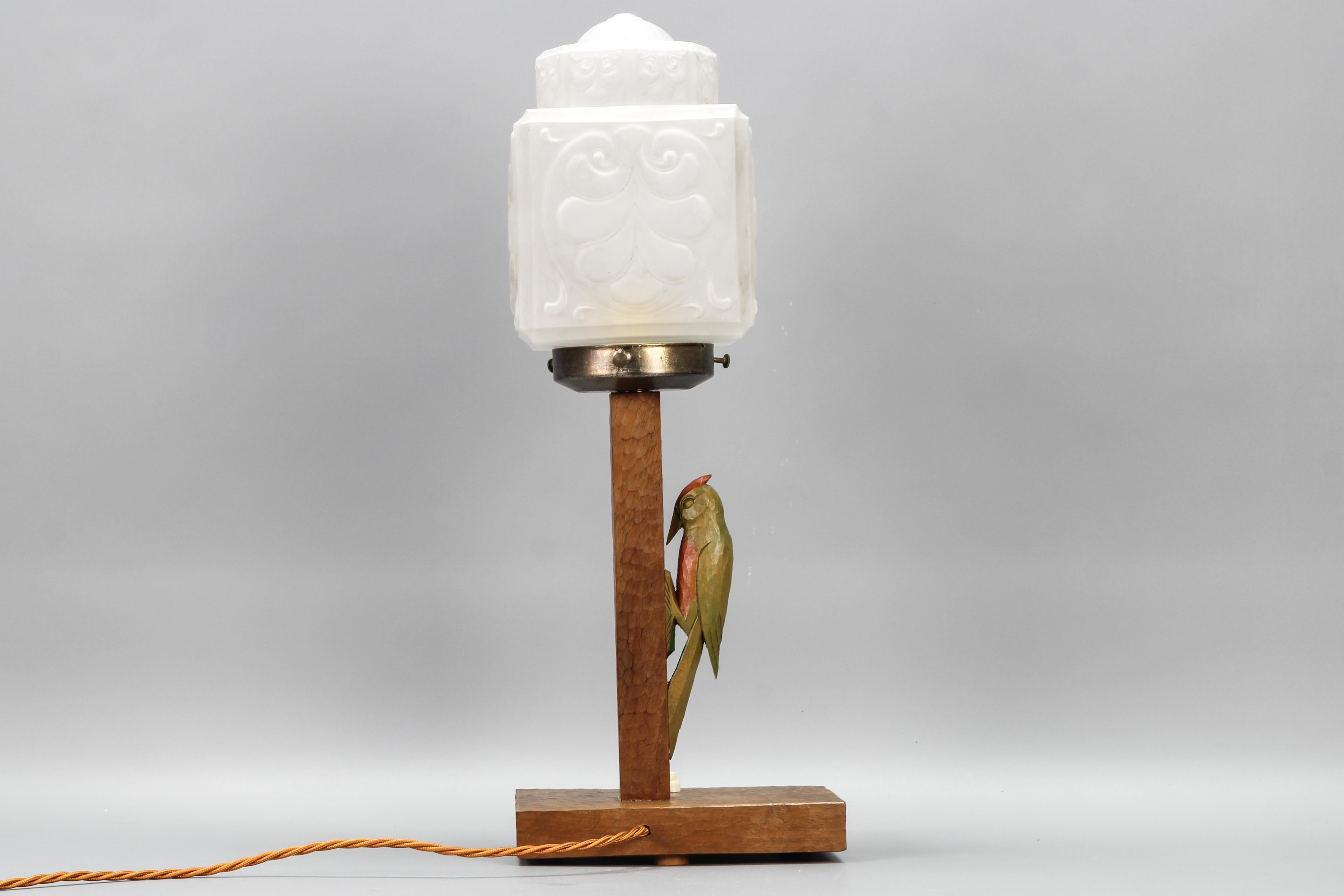 Lampe de table Art Déco allemande en bois et verre dépoli avec un peintre en bois en vente 1