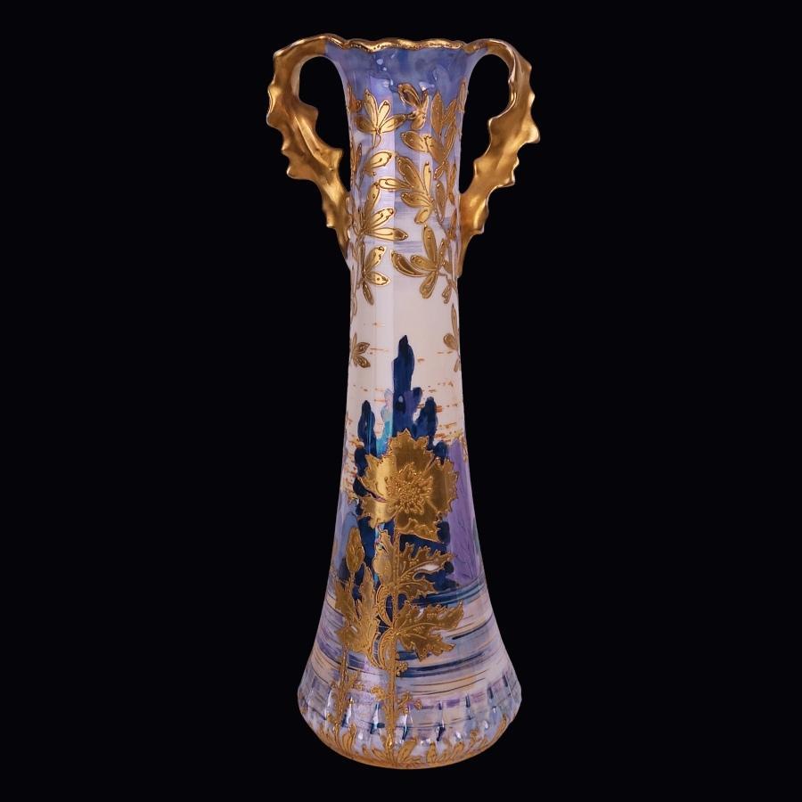 Magnifique vase haut en porcelaine Erdmann Schlegelmich peint en Art Nouveau. Le vase est fabriqué à Suhl, en Allemagne, vers 1905, et est décoré d'un motif floral bleu glacé sur fond d'or épais. Le vase mesure 13,5 pouces et est signé 