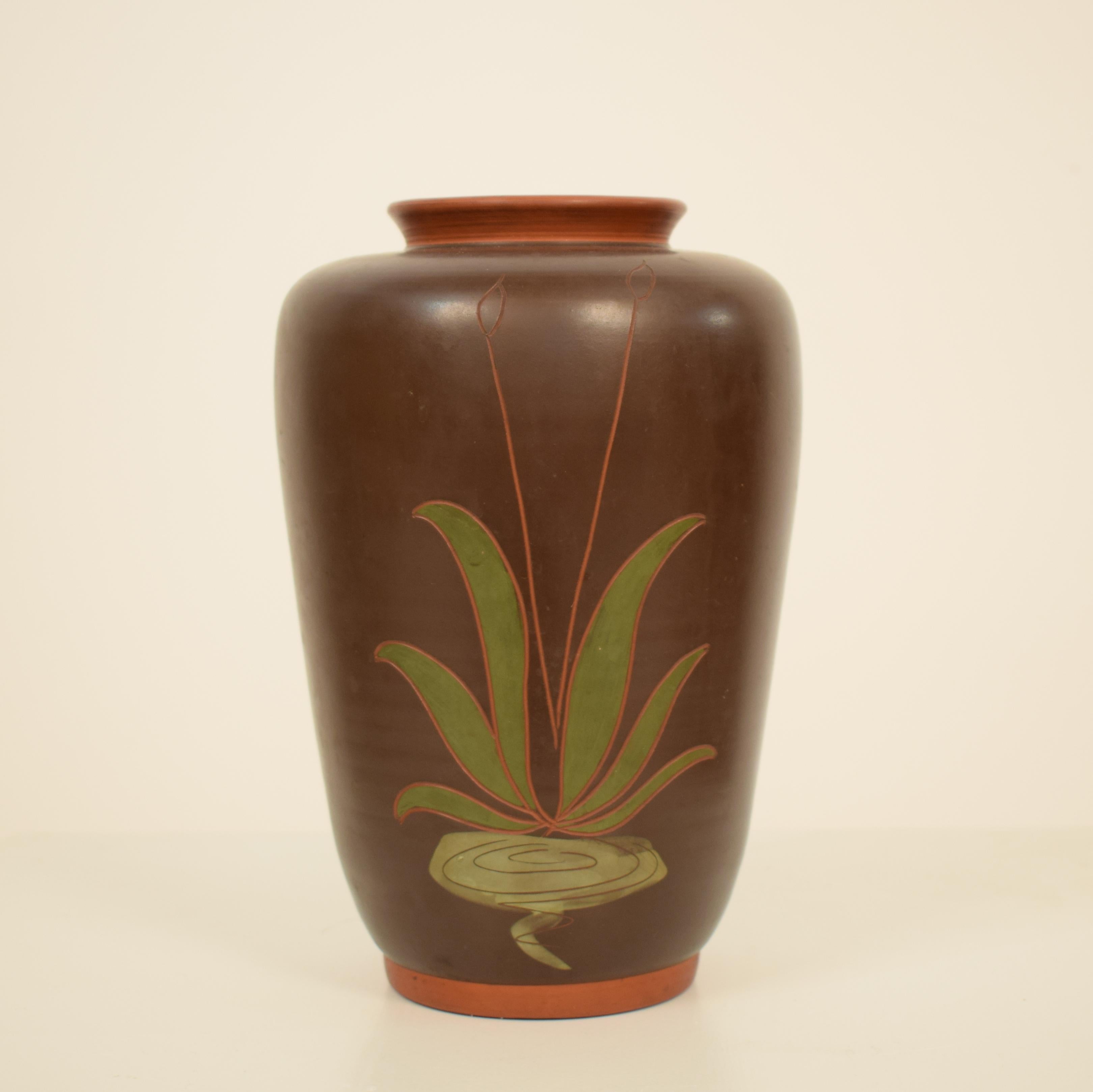 Vase en céramique peint de style Art nouveau allemand avec une grue et un roseau, vers 1910 Bon état - En vente à Berlin, DE