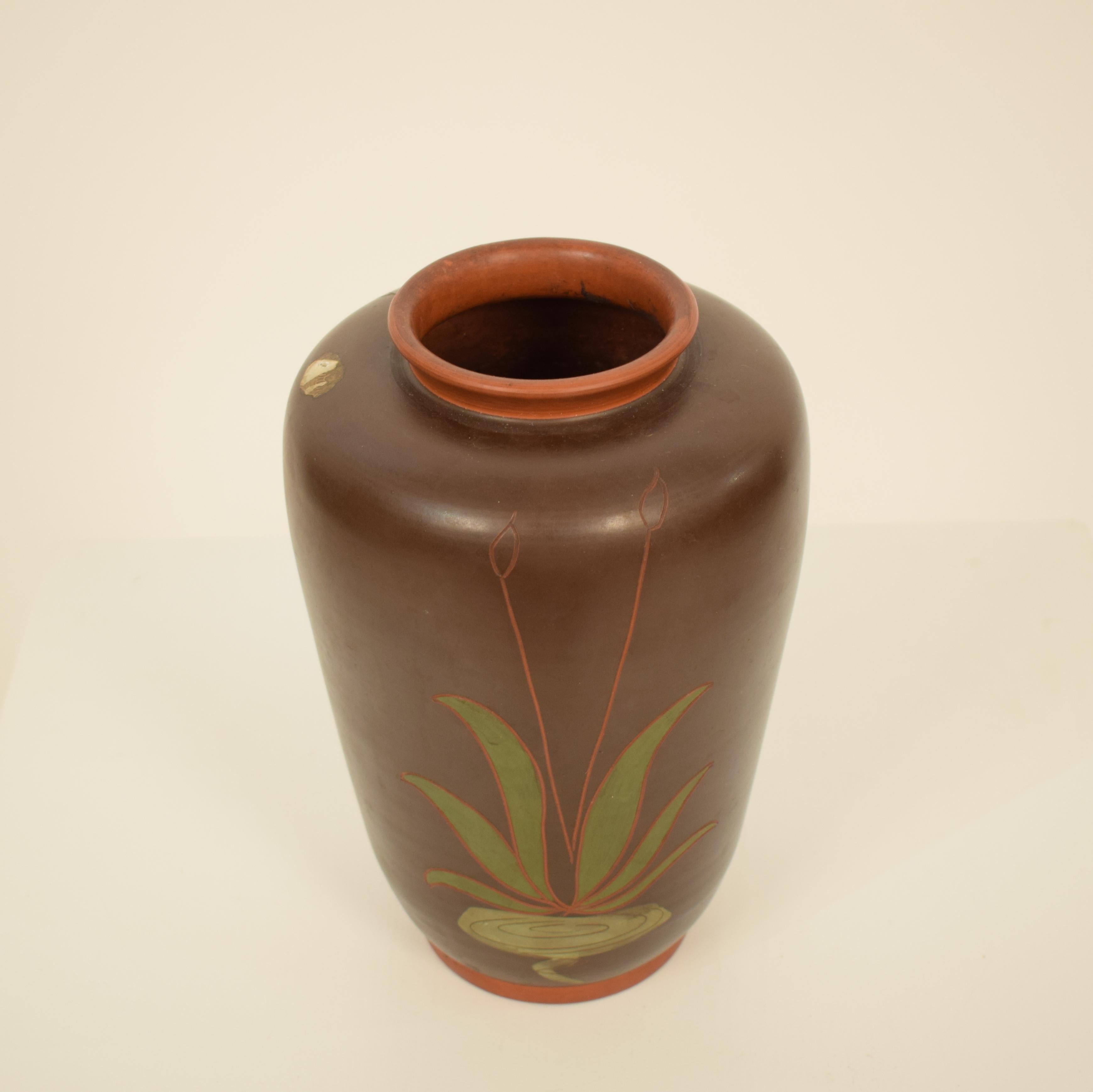Début du 20ème siècle Vase en céramique peint de style Art nouveau allemand avec une grue et un roseau, vers 1910 en vente