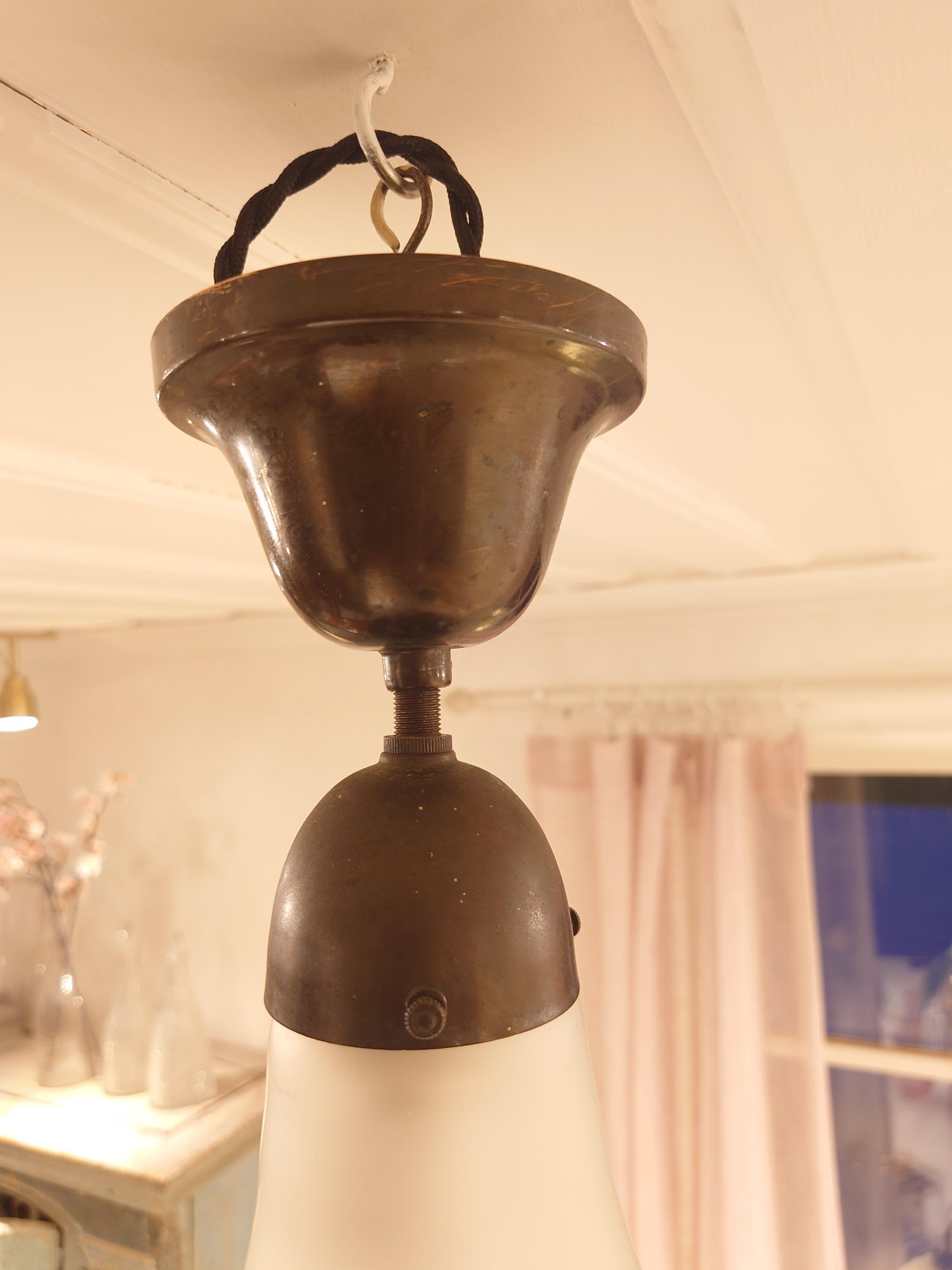 Lampe suspendue Siemens Luzette Art Nouveau Jugendstil allemand de Peter Behrens.
Une très belle lampe suspendue Luzette, fabriquée au début du 20e siècle et conçue par le grand designer Peter Behrens. Il s'agit du plus petit modèle qui mesure 23 cm