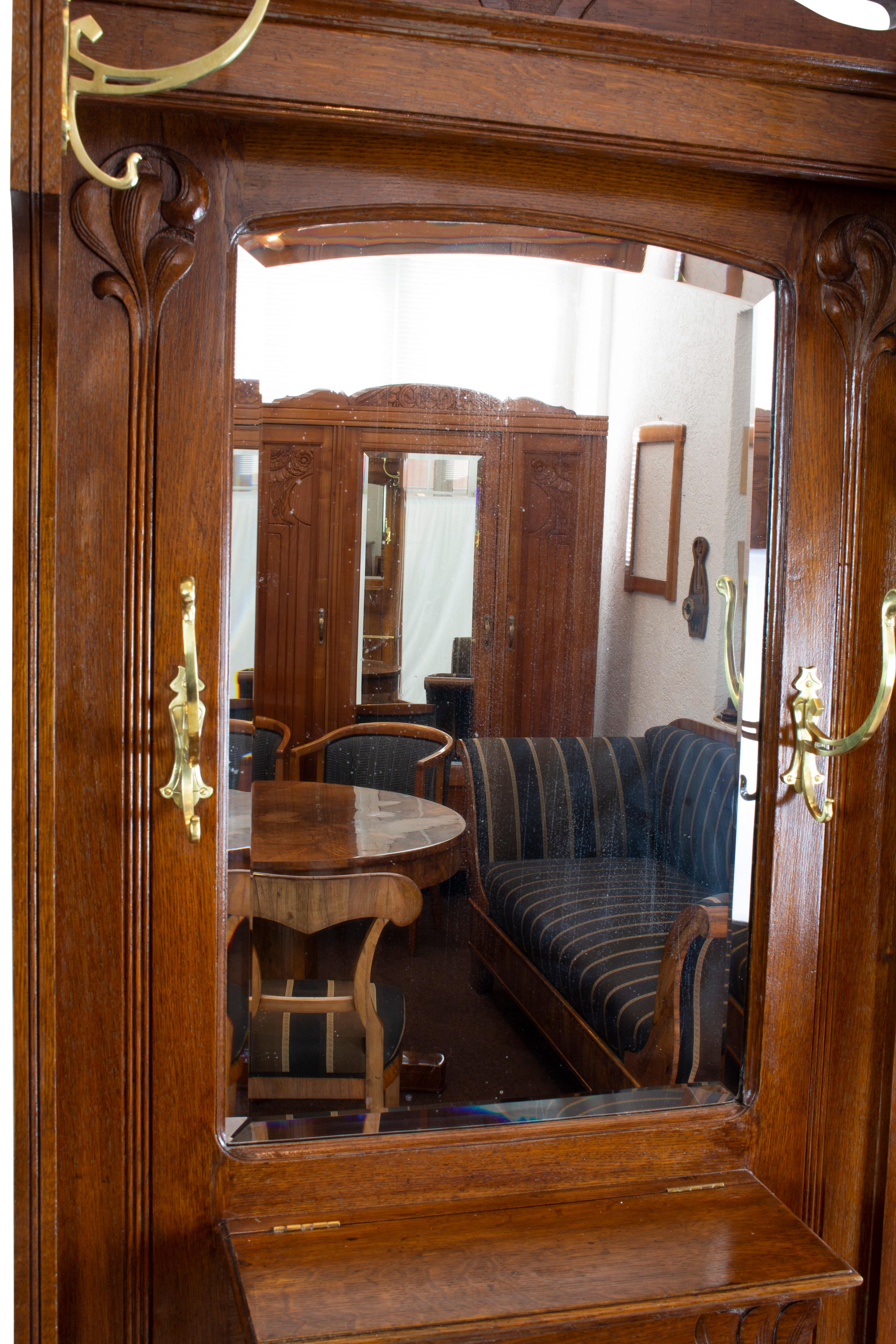 Armoire en bois de chêne de style Art nouveau allemand avec crochets en laiton Bon état - En vente à Darmstadt, DE