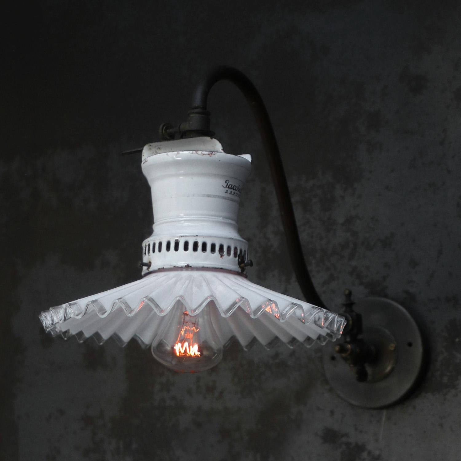 German Art Nouveau Opaline Glass Sconce Wall Lamp 1910 In Good Condition For Sale In Amsterdam, NL