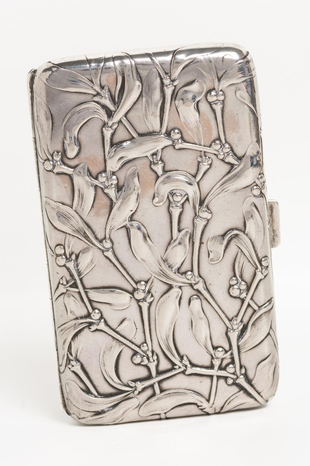 Dieses schöne und fein gearbeitete deutsche Zigarettenetui aus massivem Silber stammt aus der Zeit um 1890 und zeigt ein wunderschönes repoussiertes Mistelmotiv in einem sehr detaillierten Jugendstil. Das große rechteckige Etui lässt sich öffnen und