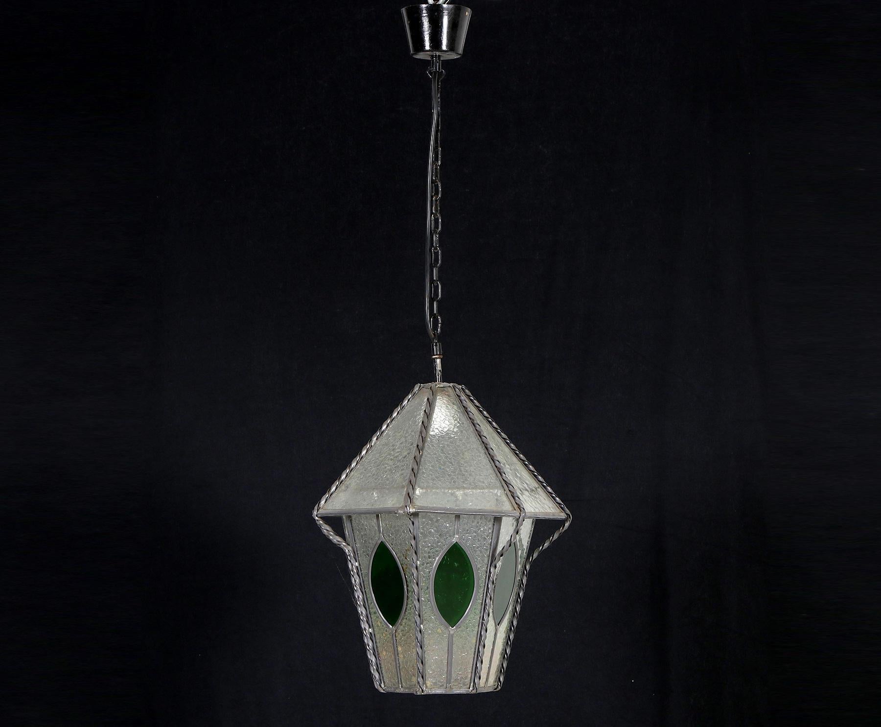 Lanterne Art Nouveau fabriquée en Allemagne vers 1950, corps émaillé, décoré de verre coloré et ornementé vert, électrifiée et équipée d'une douille E27, quelques signes d'âge et d'usure,
Mesure : Hauteur approximative 50 cm.